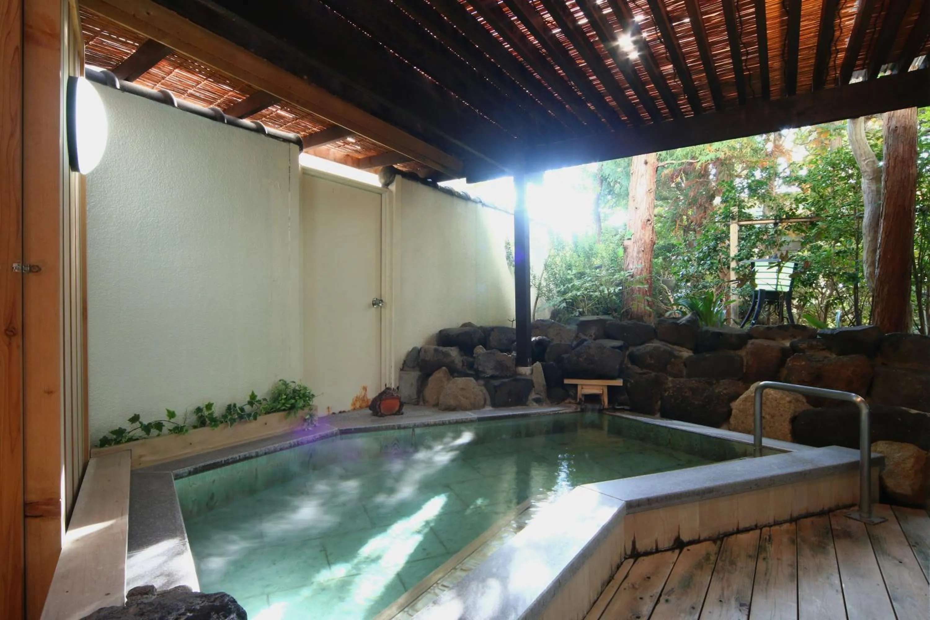 Hot Spring Bath in Nishiki-no-Yu Jimotoya