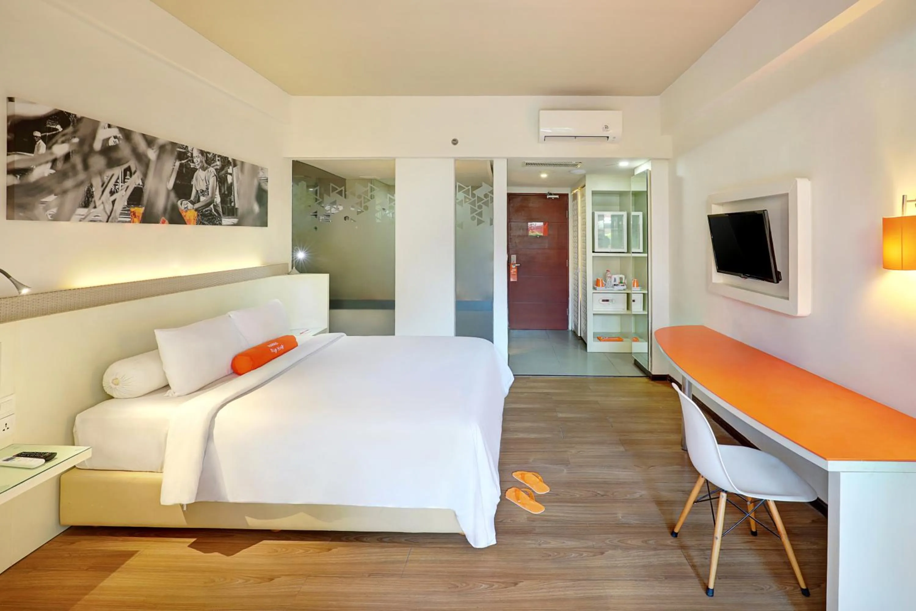 Photo of the whole room, Bed in HARRIS Hotel Seminyak