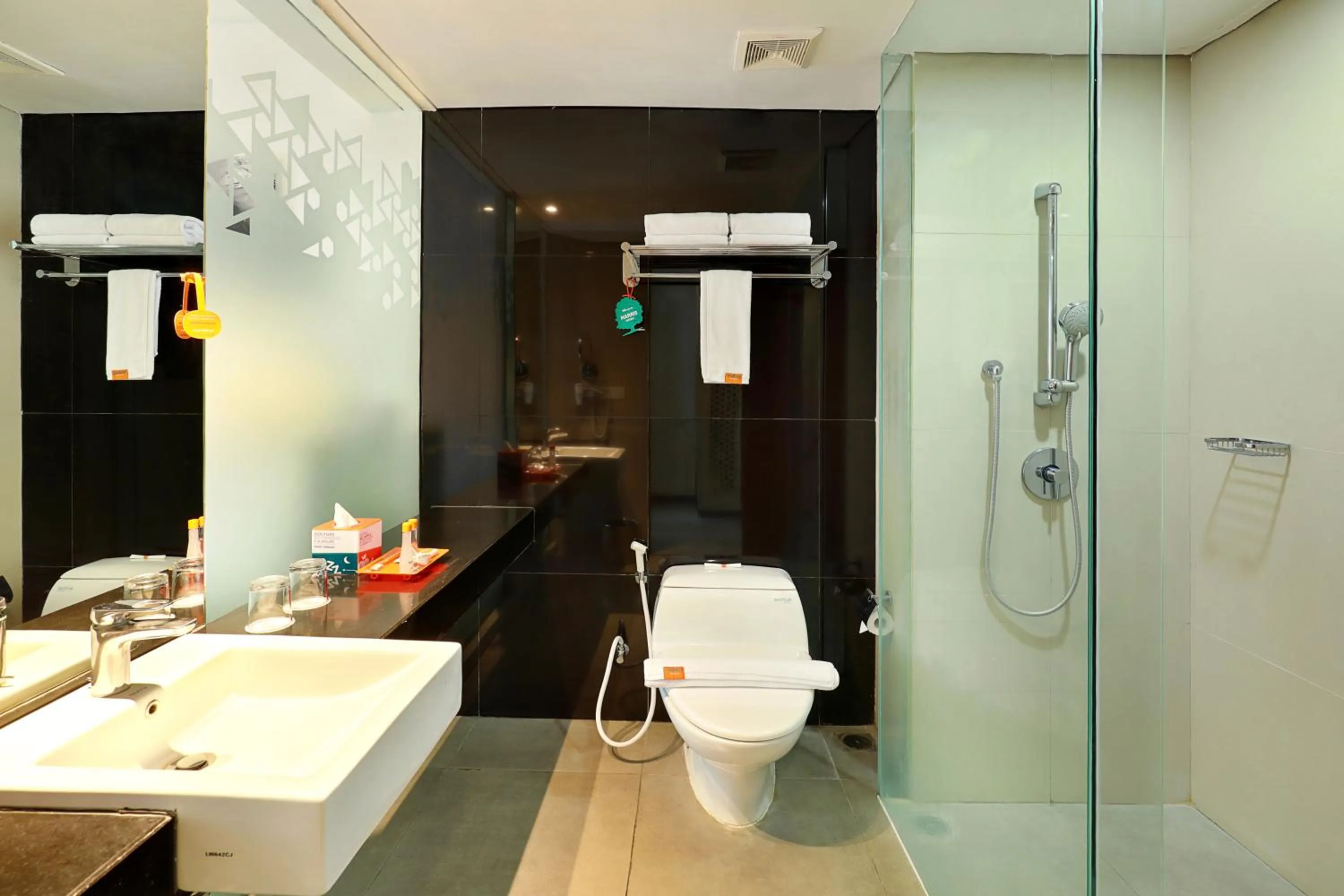 Shower in HARRIS Hotel Seminyak
