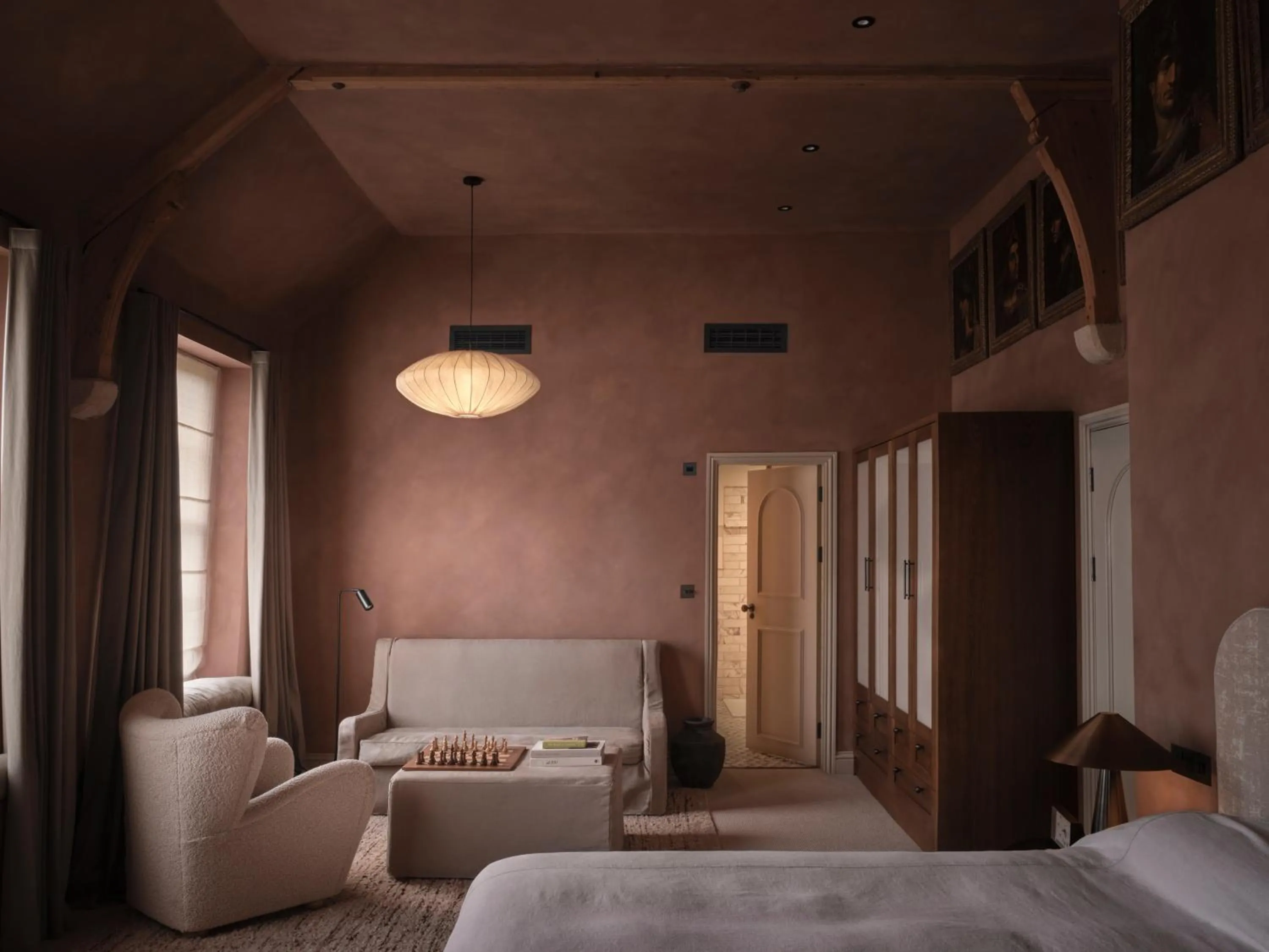 Photo of the whole room in BULL Burford