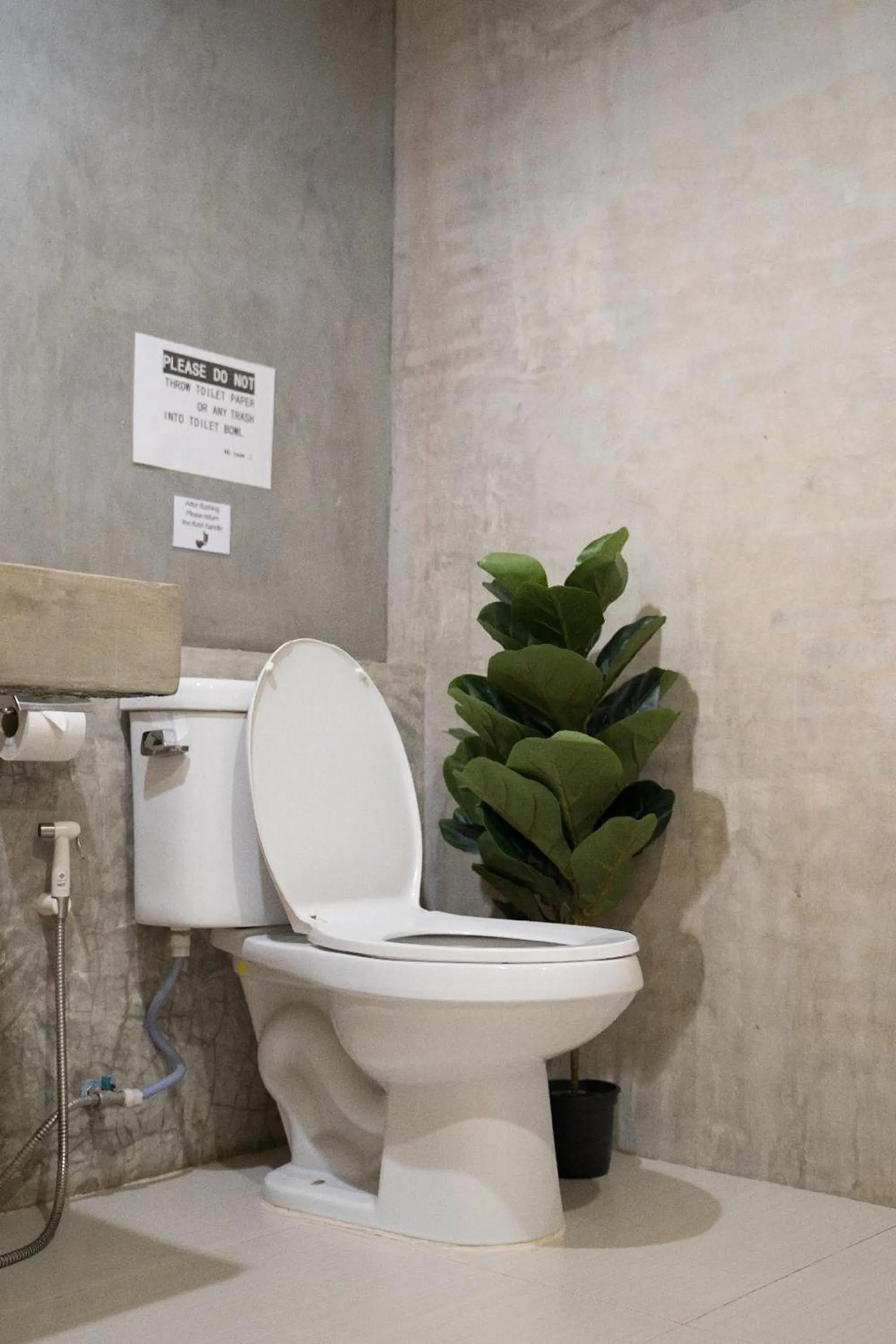 Toilet in Qilombo Hostel Silom