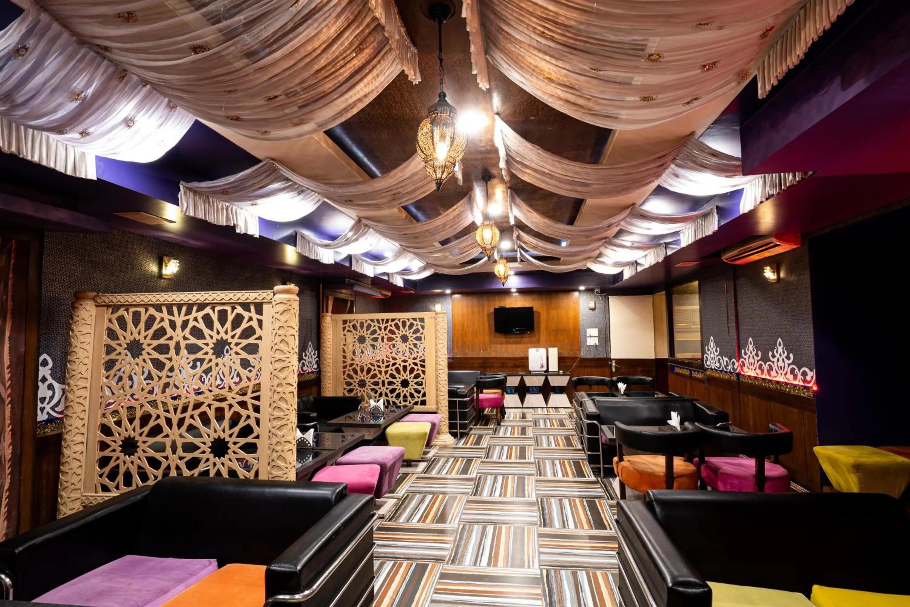 Restaurant/places to eat in Hotel Celebration