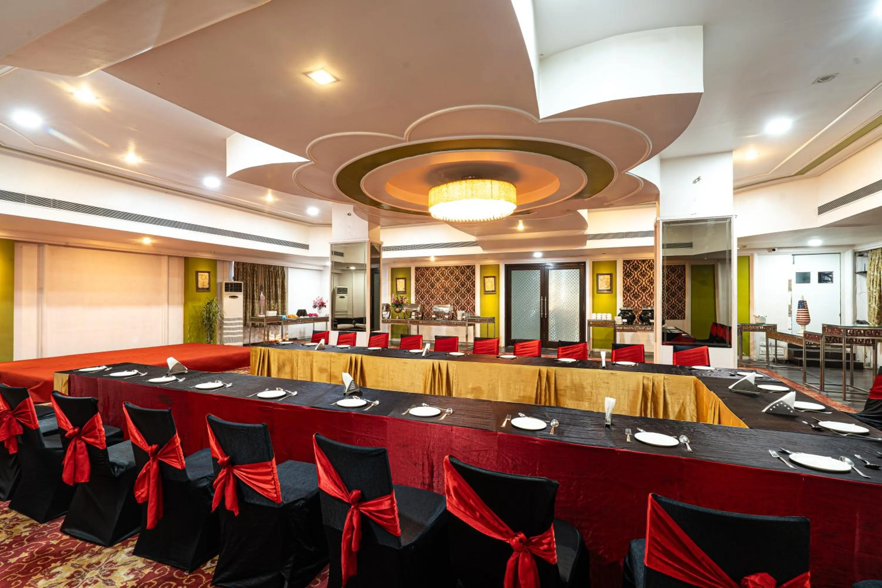 Restaurant/places to eat in Hotel Celebration