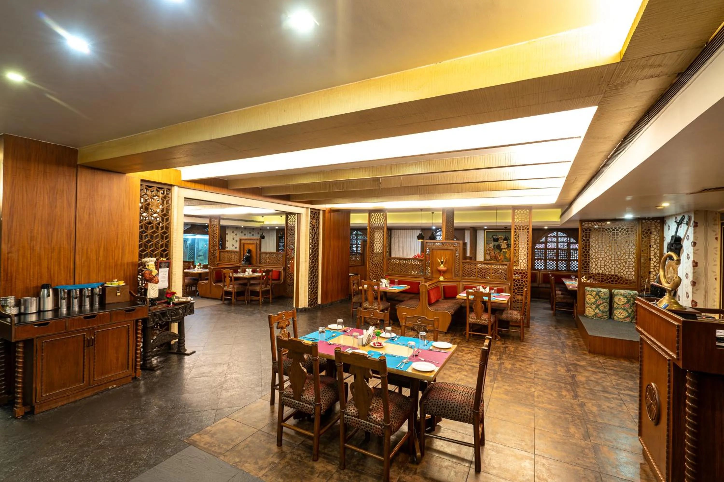 Restaurant/places to eat in Hotel Celebration