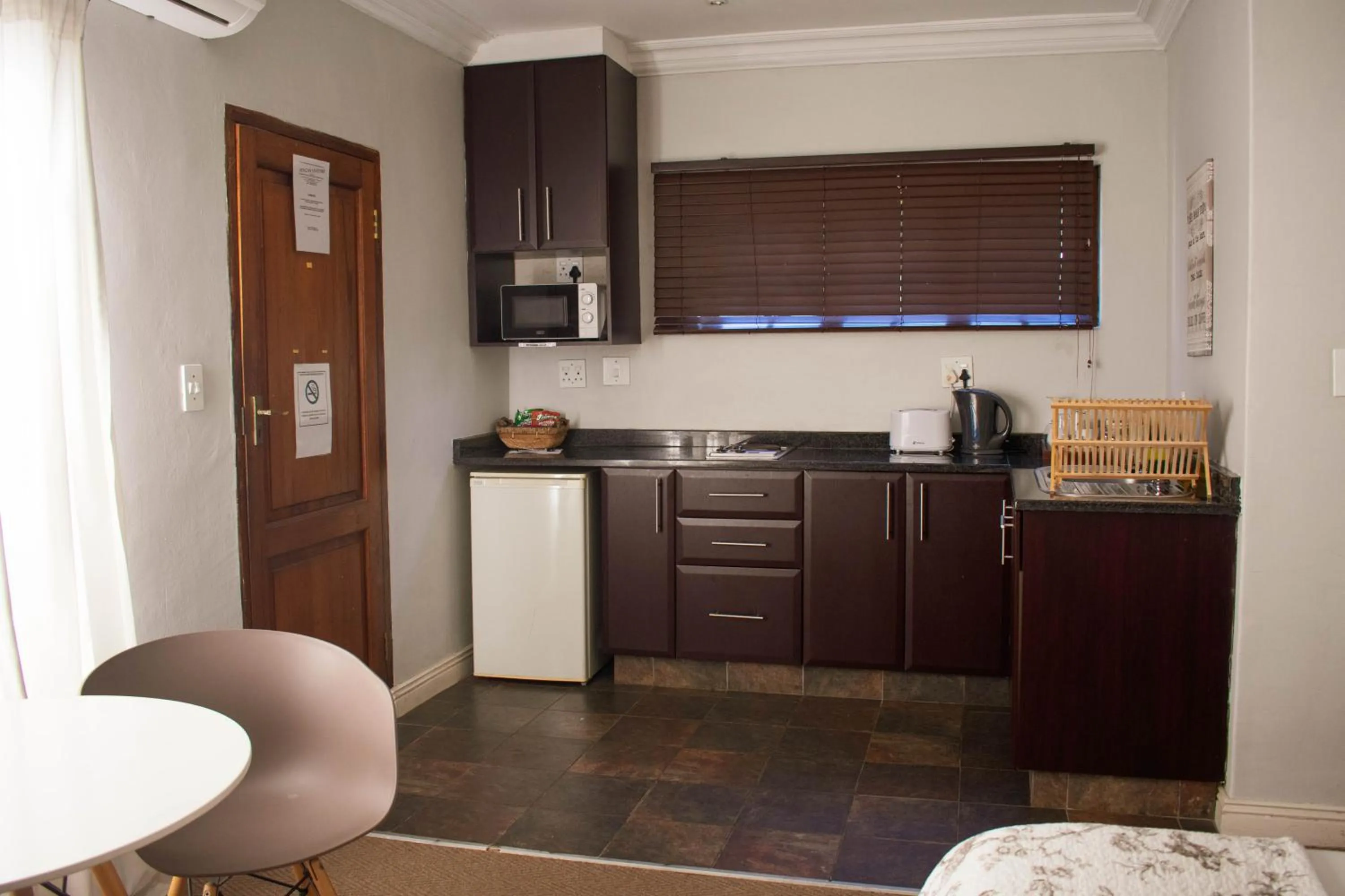 Kitchen or kitchenette in African Sands B&B