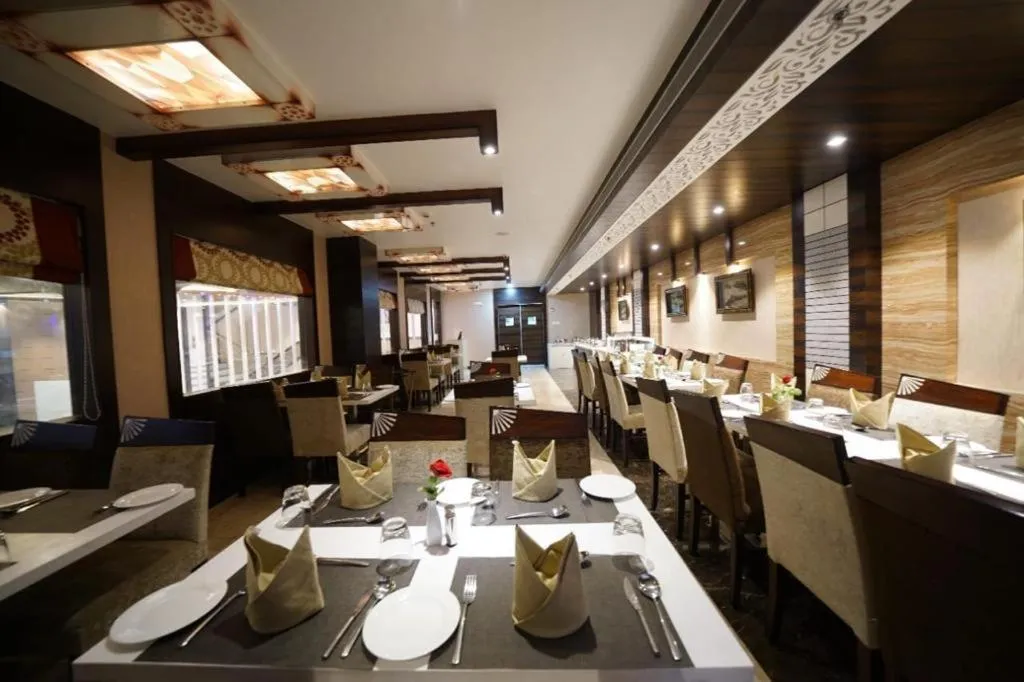 Restaurant/Places to Eat in Square Inn Hotel