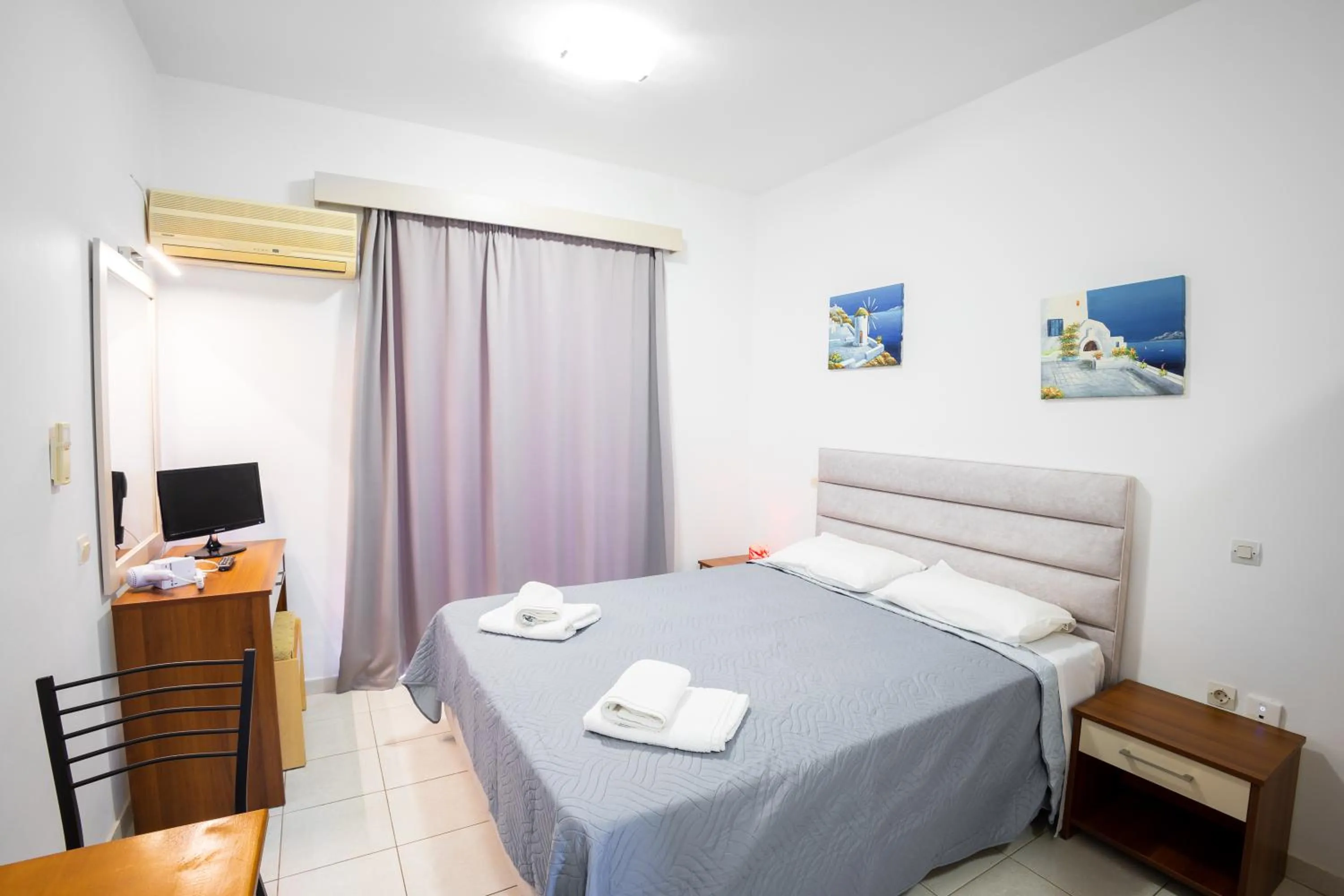 Bed in Johnhara Studios & Apartments