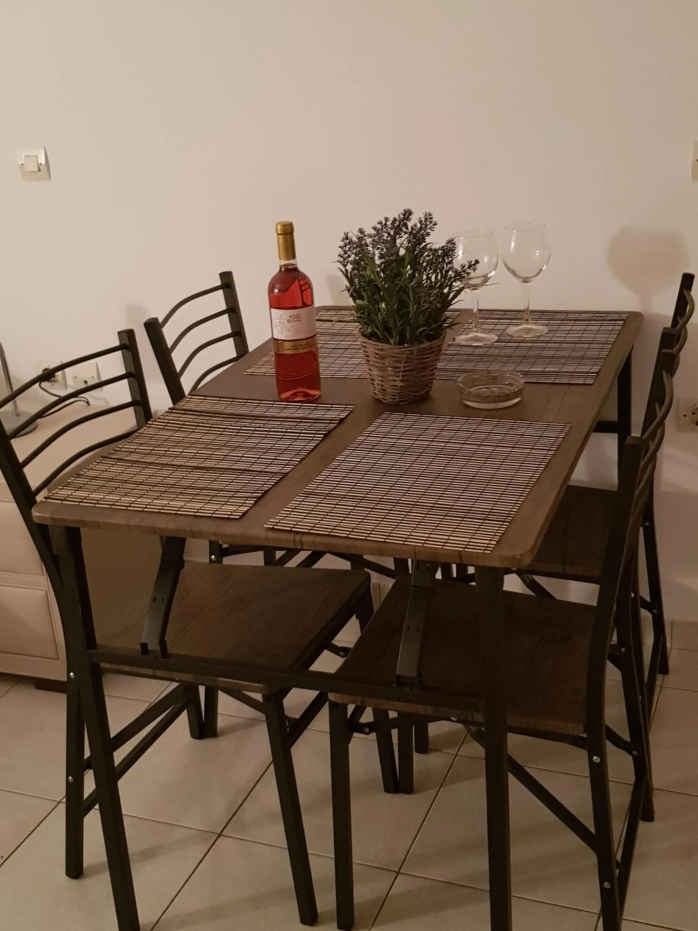 Dining area in Johnhara Studios & Apartments