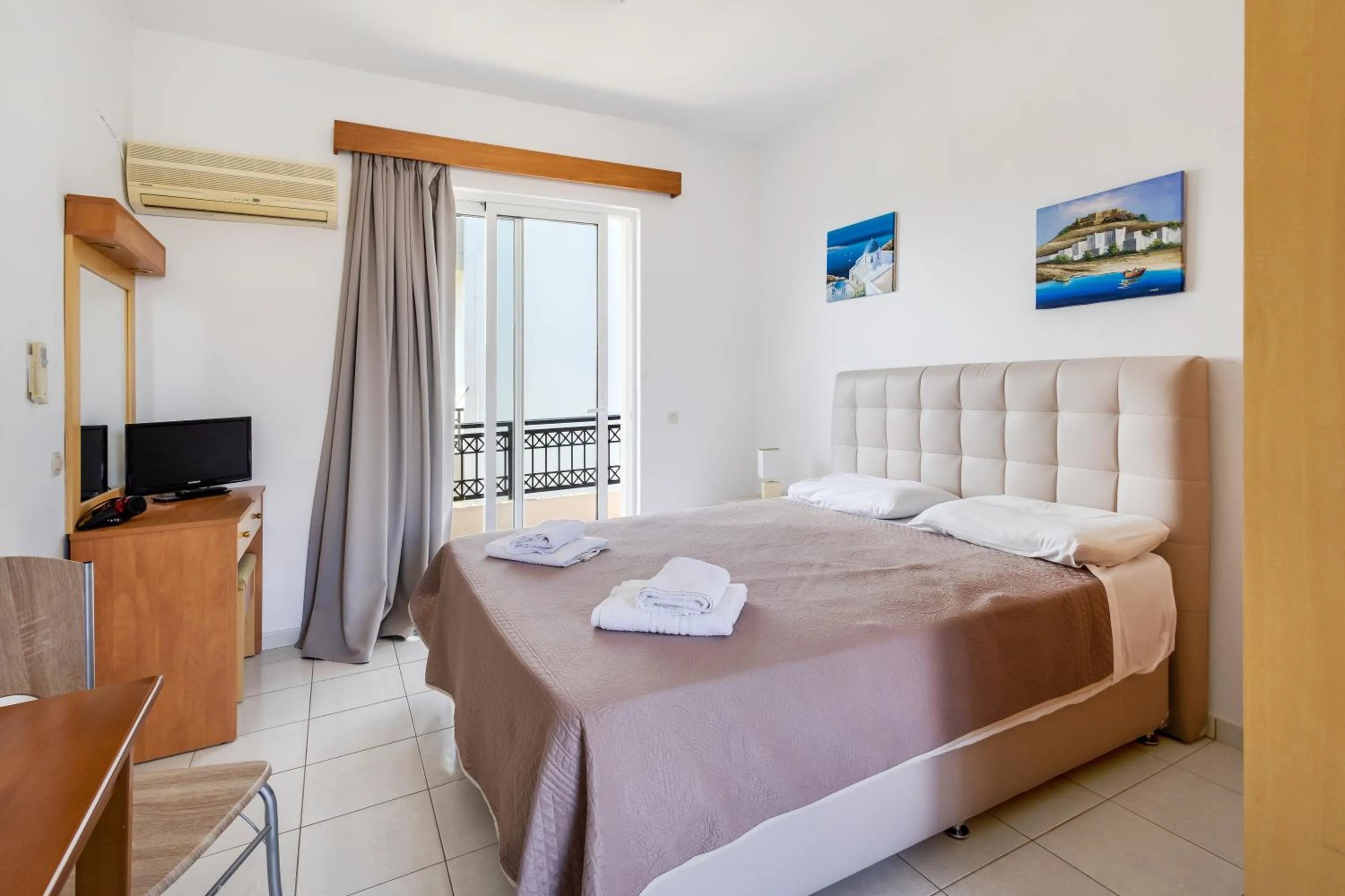 Bed in Johnhara Studios & Apartments