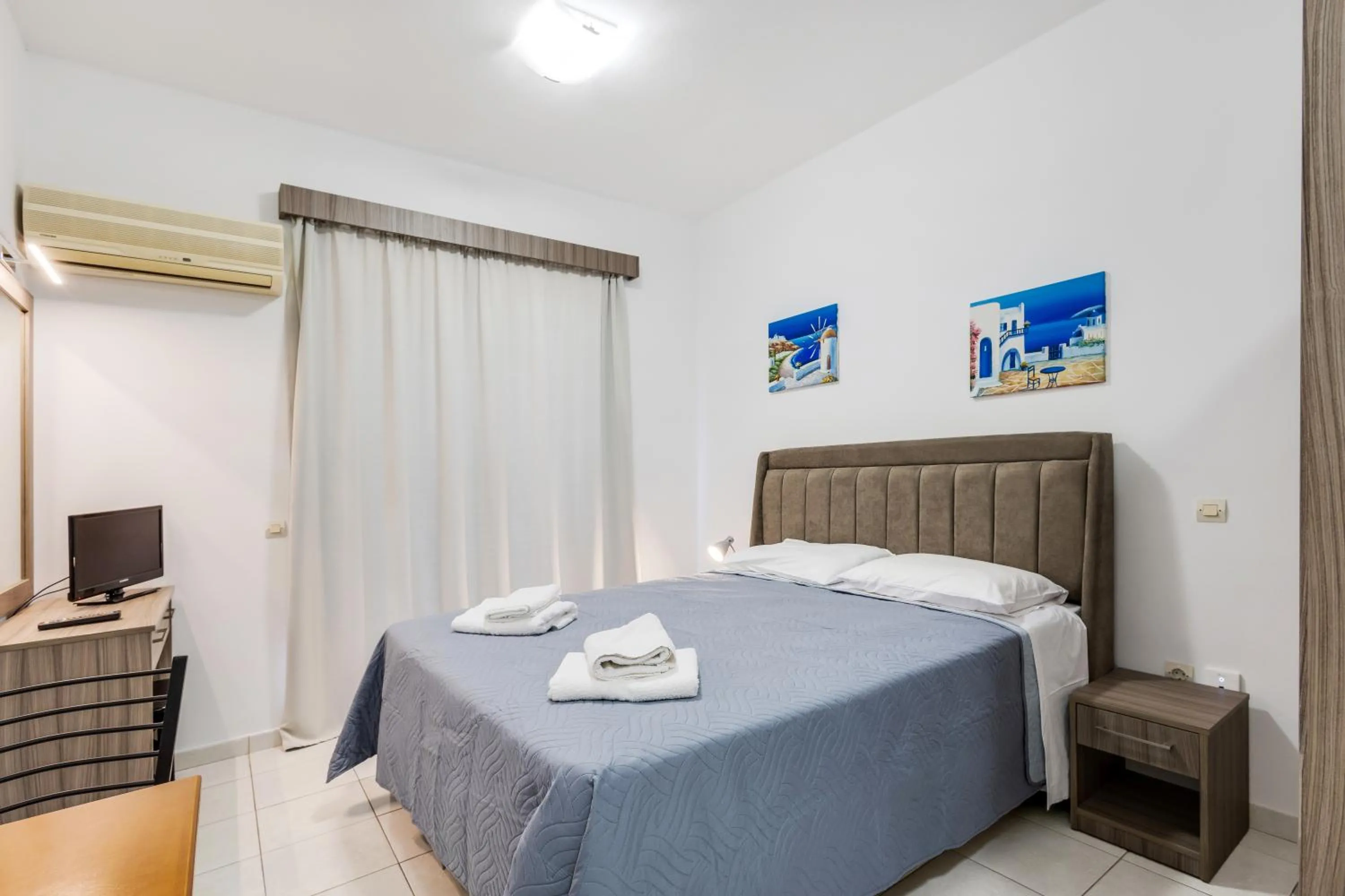 Bed in Johnhara Studios & Apartments