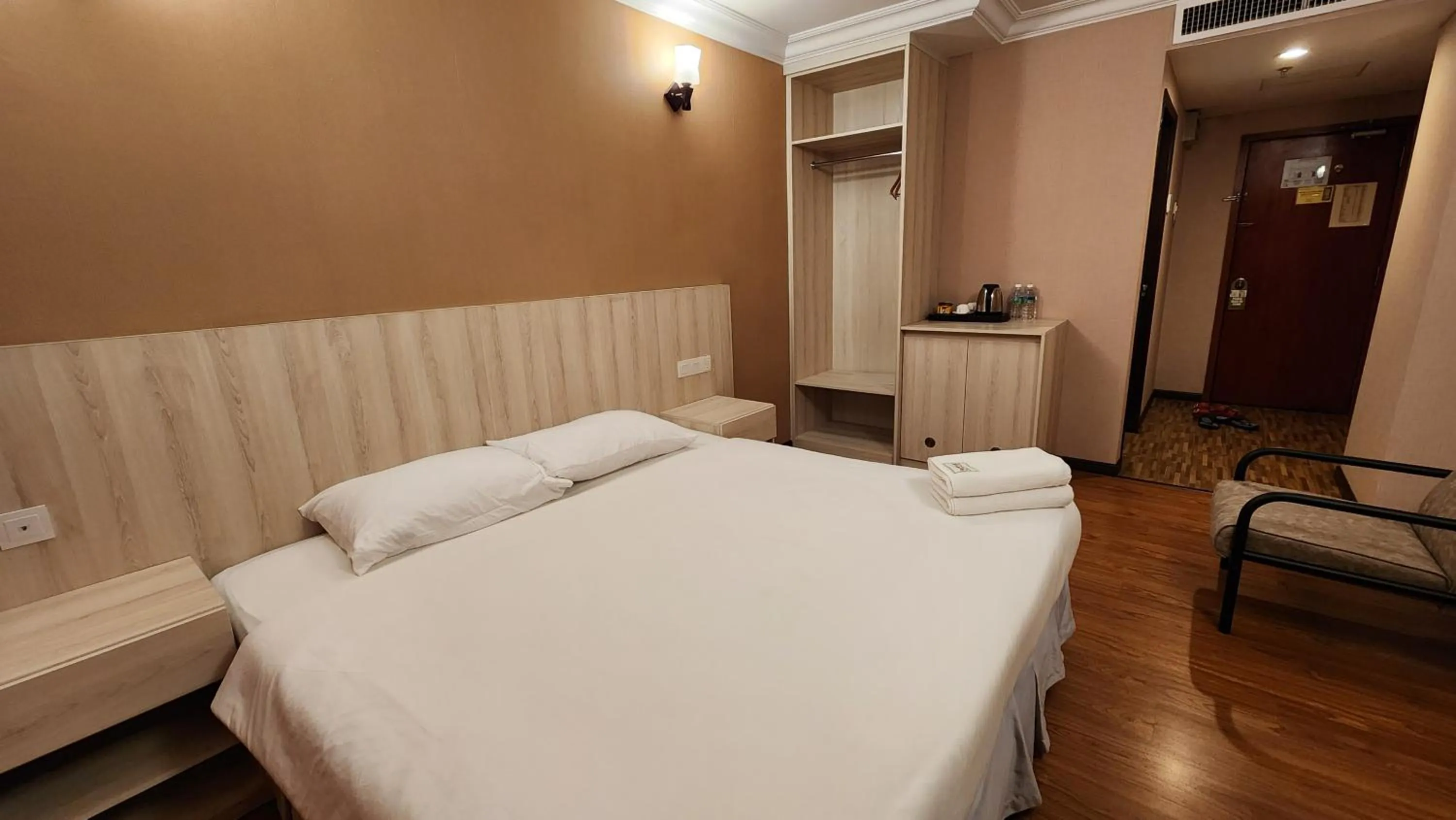 Photo of the whole room, Bed in Fair Park Premier