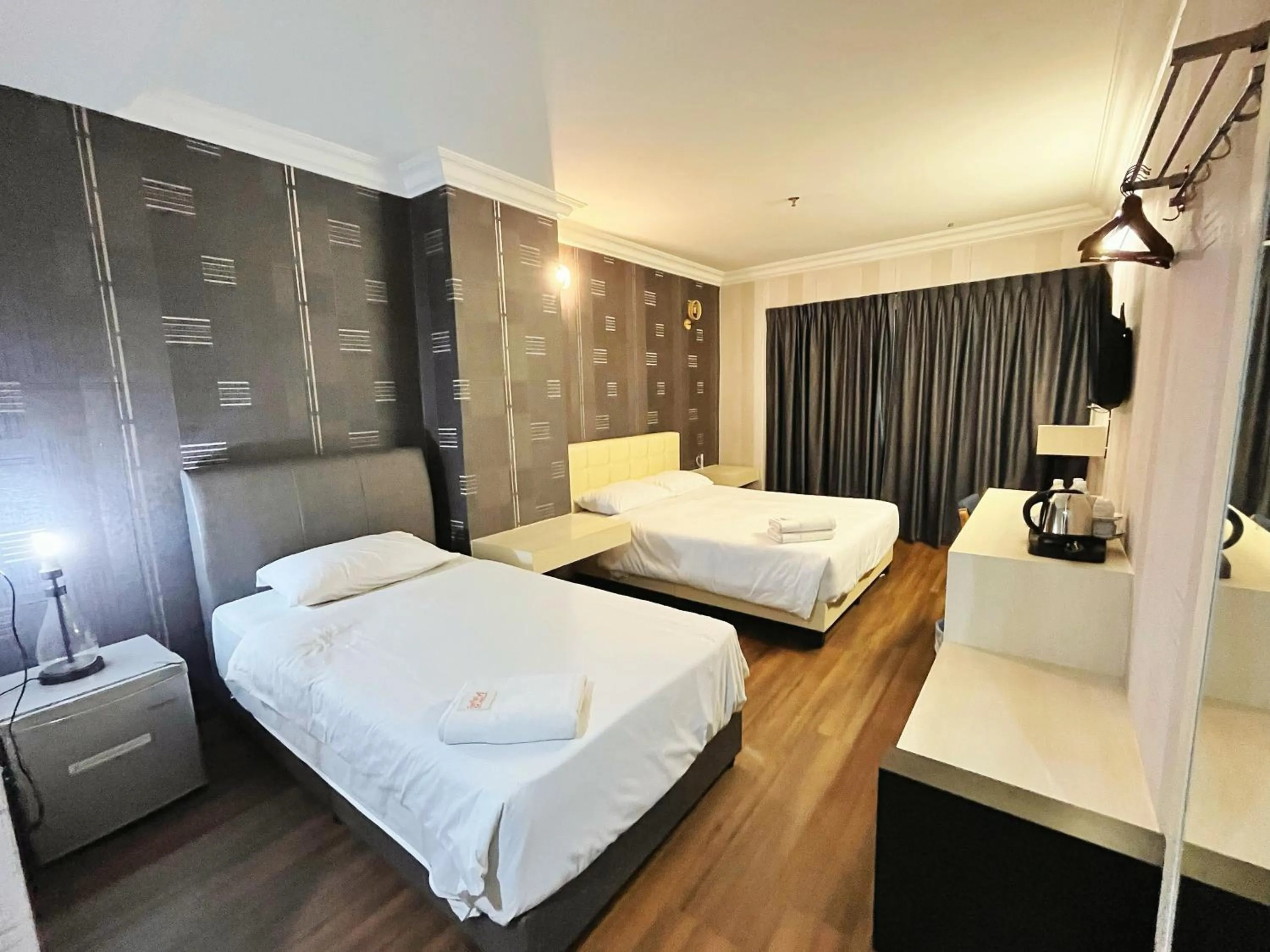 Photo of the whole room, Bed in Fair Park Premier