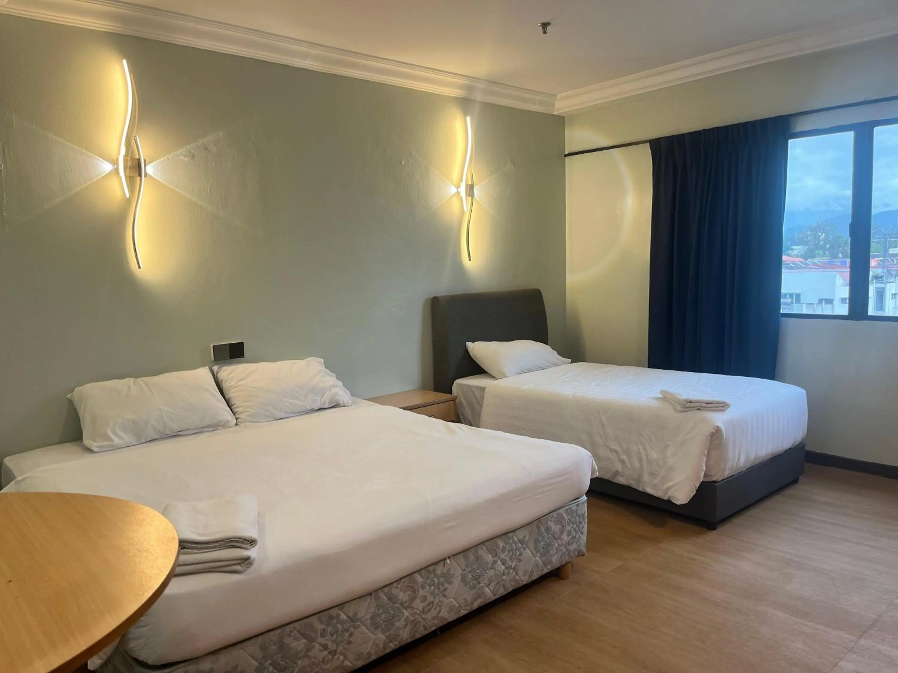 Photo of the whole room, Bed in Fair Park Premier