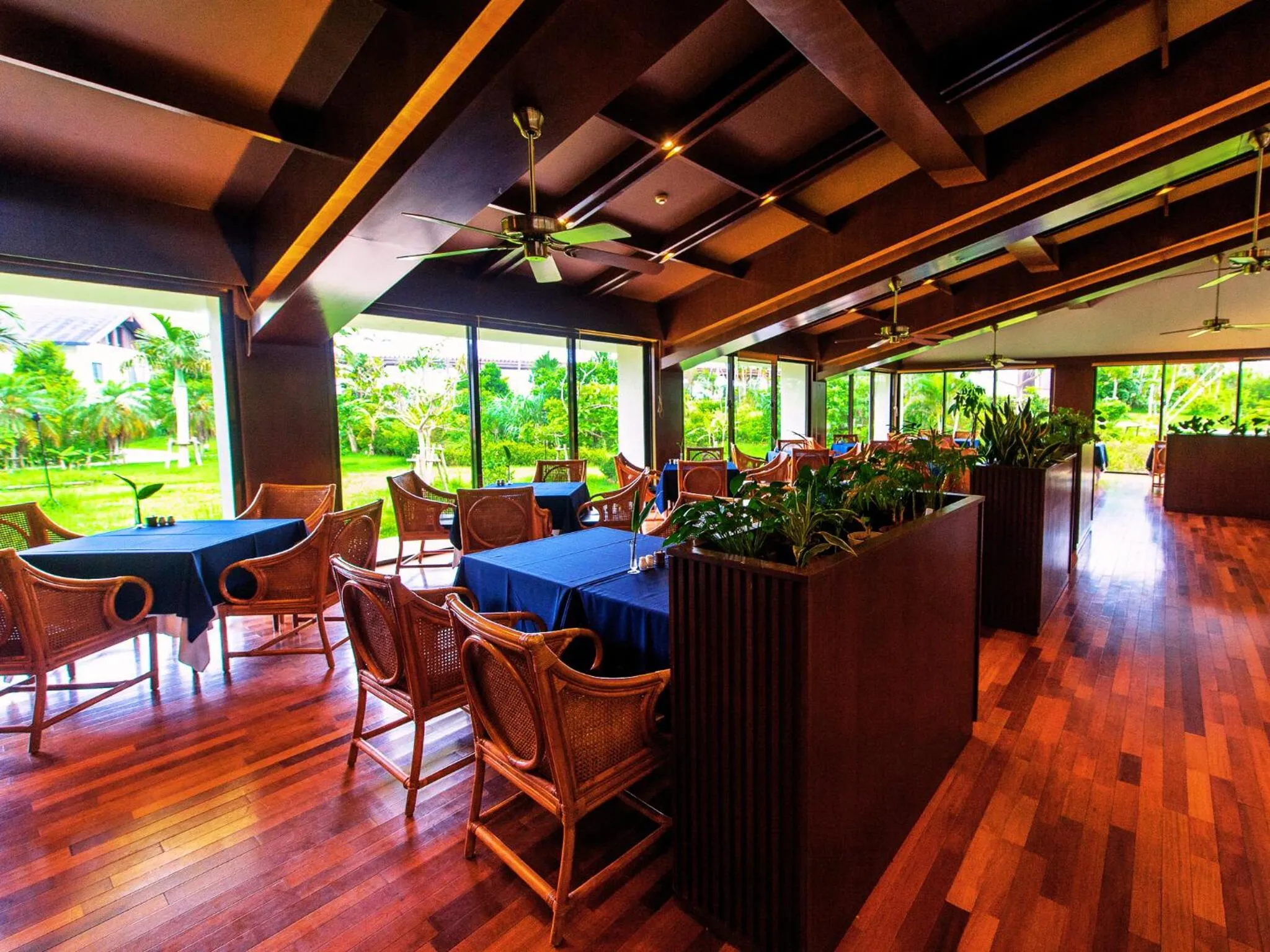 Restaurant/places to eat in LiVEMAX Amms Canna Resort Villa