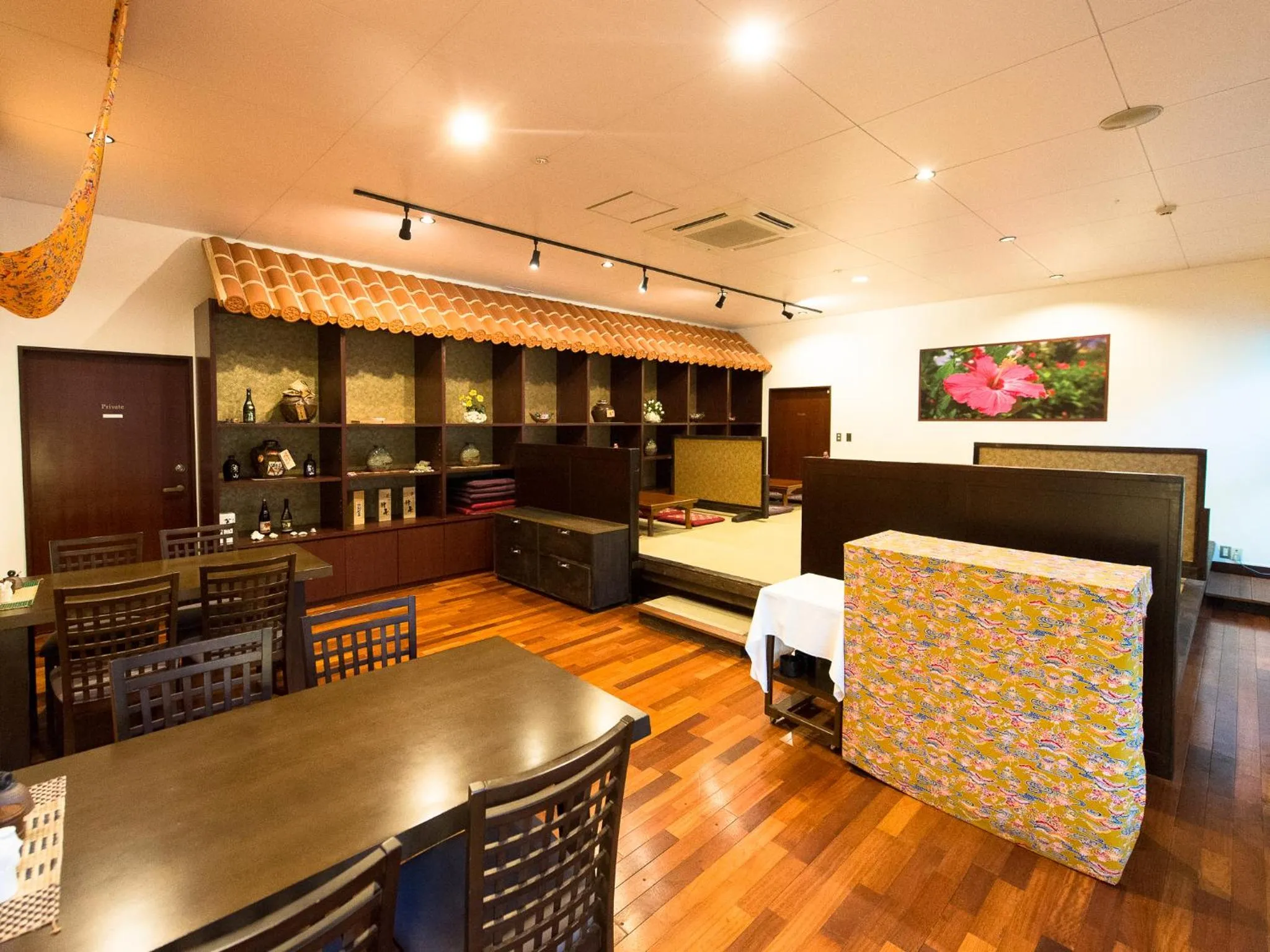 Restaurant/places to eat in LiVEMAX Amms Canna Resort Villa