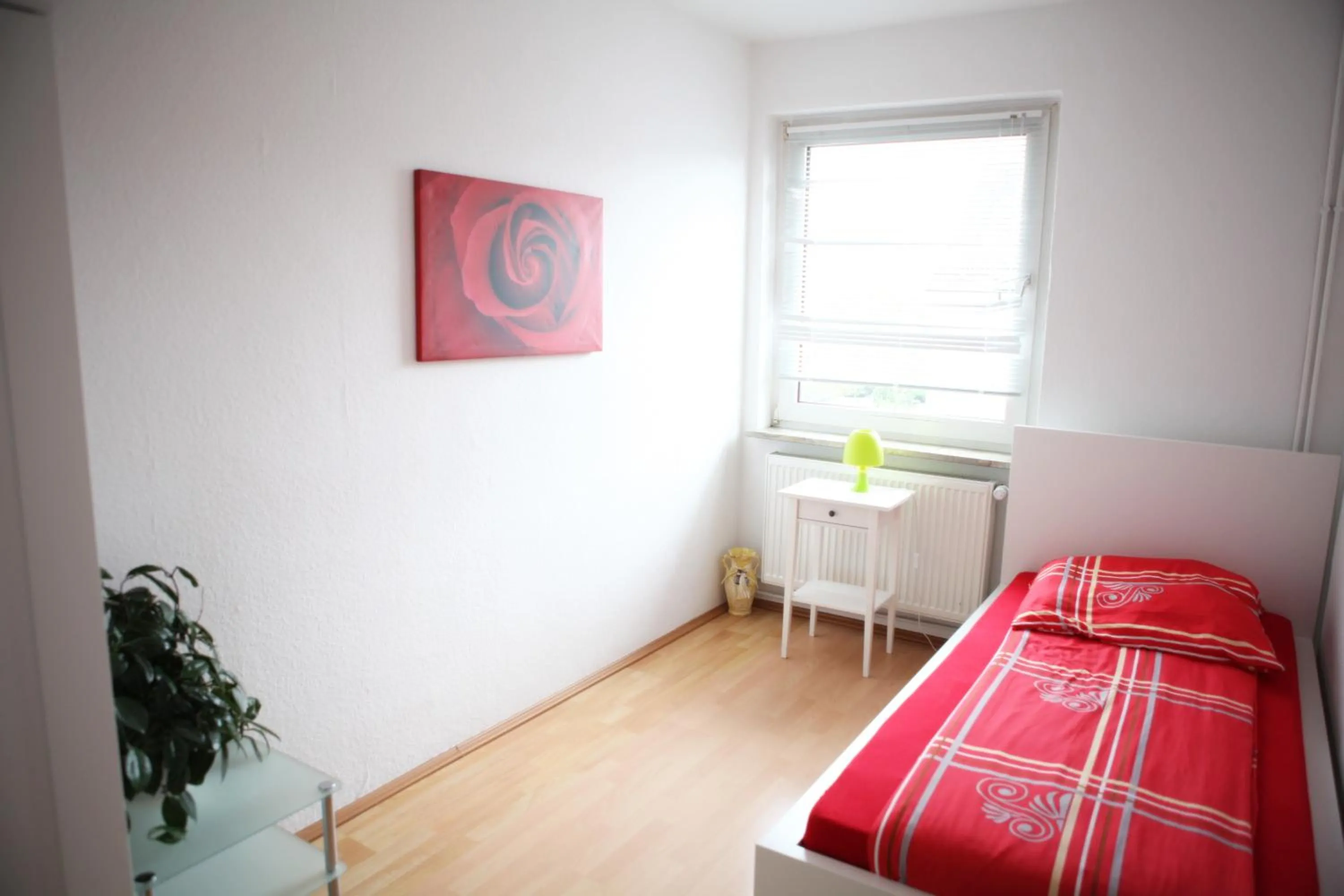 Photo of the whole room, Bed in White House Bochum Ehrenfeld