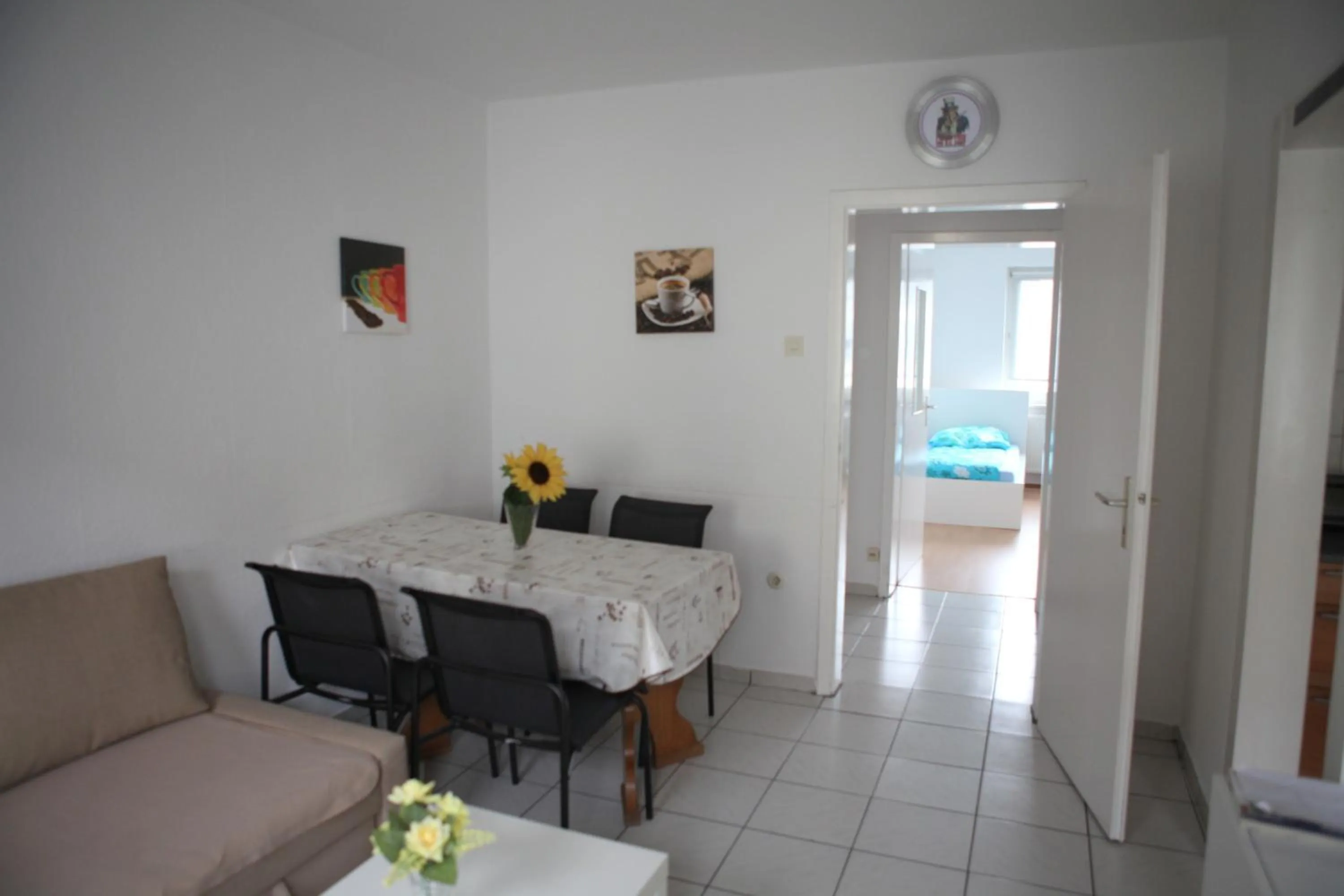 Photo of the whole room in White House Bochum Ehrenfeld