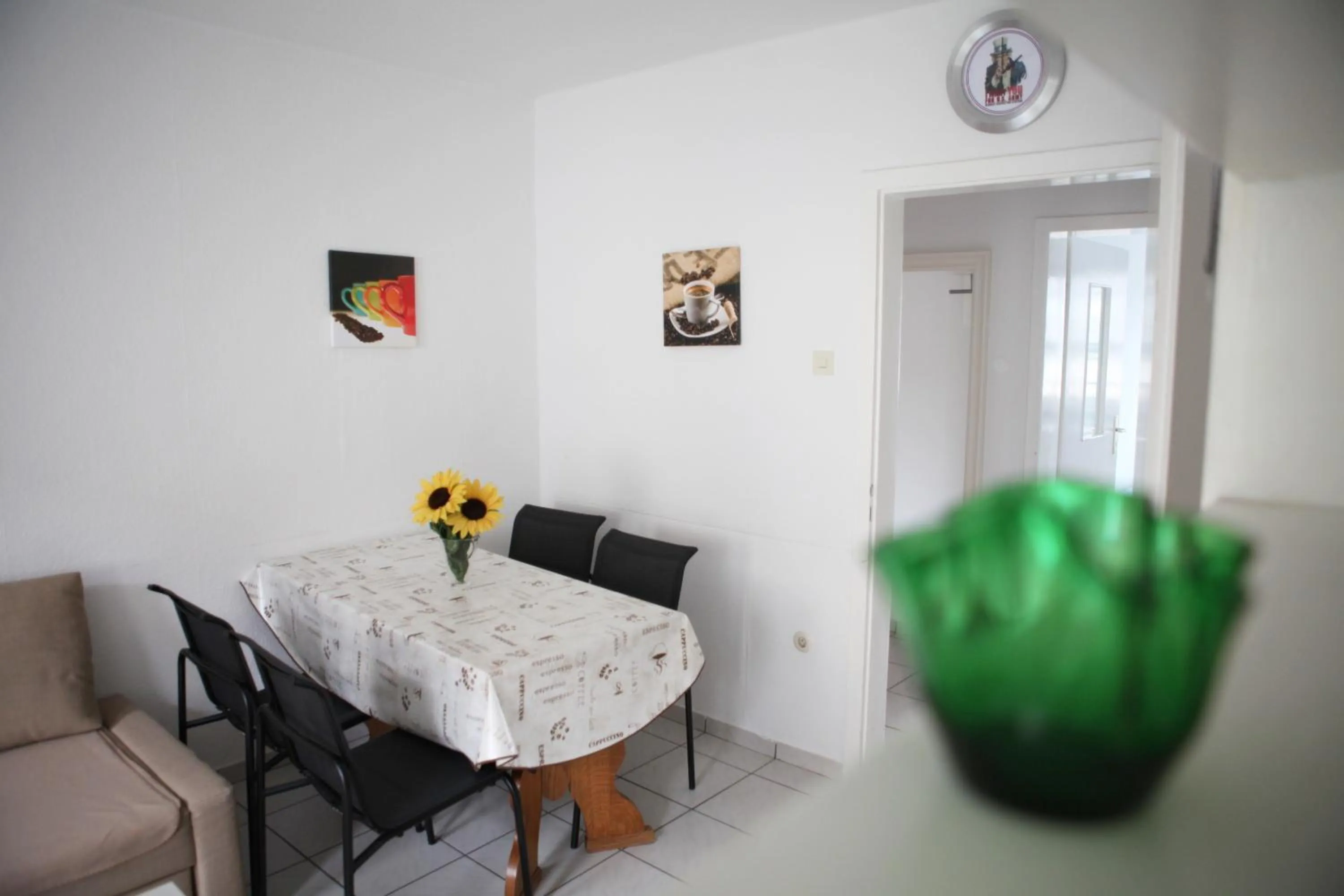 Photo of the whole room in White House Bochum Ehrenfeld