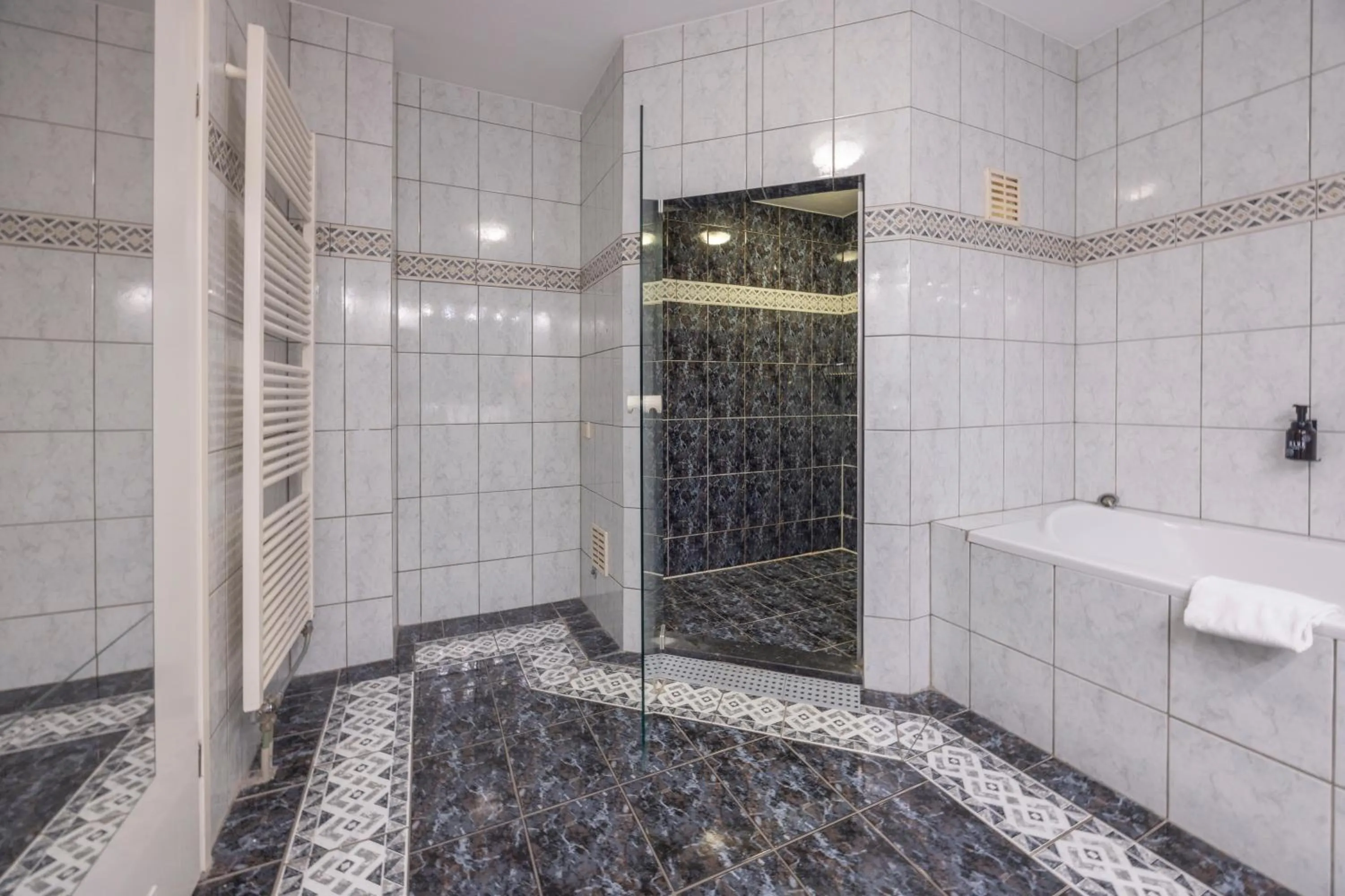 Bathroom in Fletcher Hotel - Restaurant Elzenduin