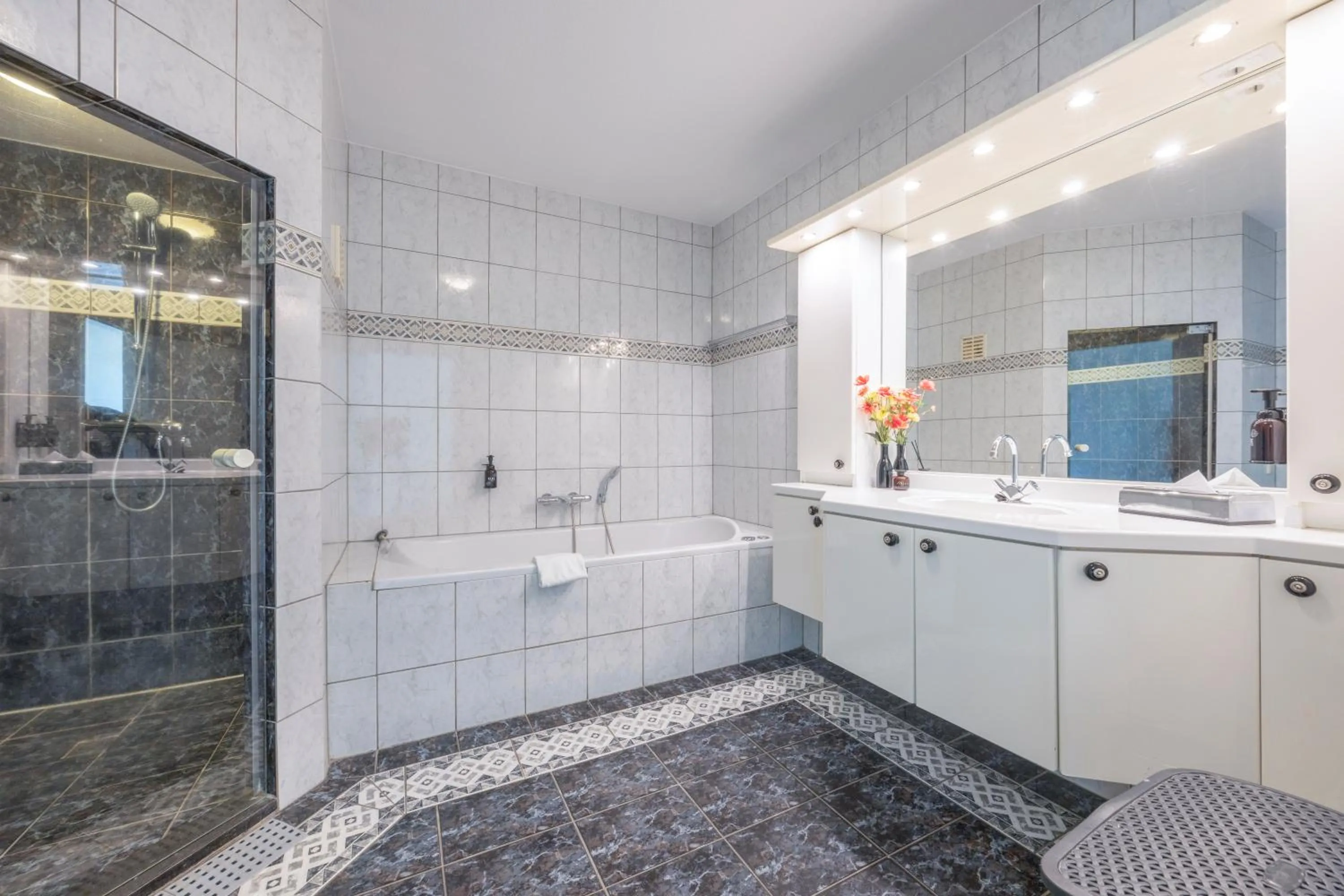 Bathroom in Fletcher Hotel - Restaurant Elzenduin