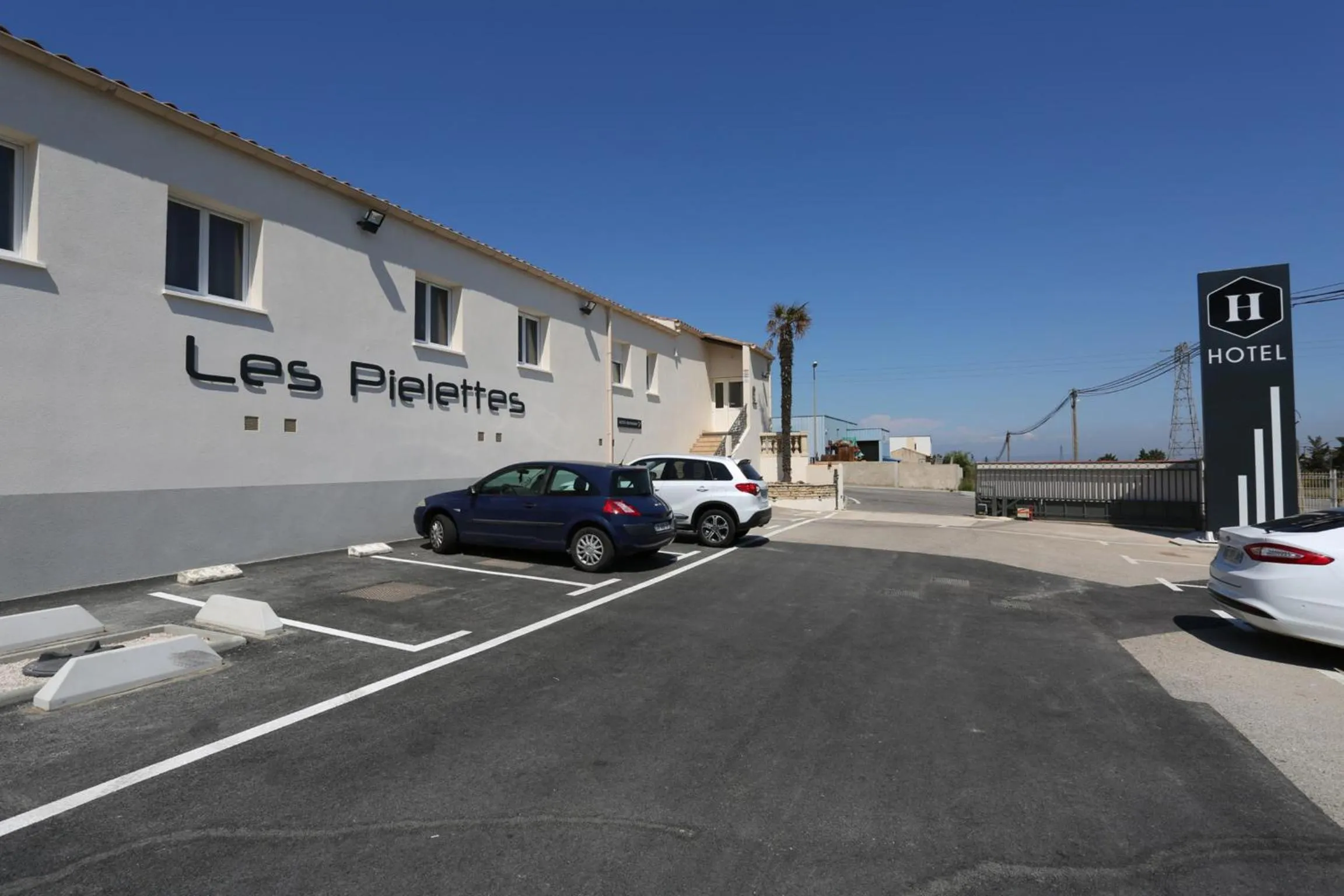Facade/entrance in Hôtel Restaurant les Pielettes