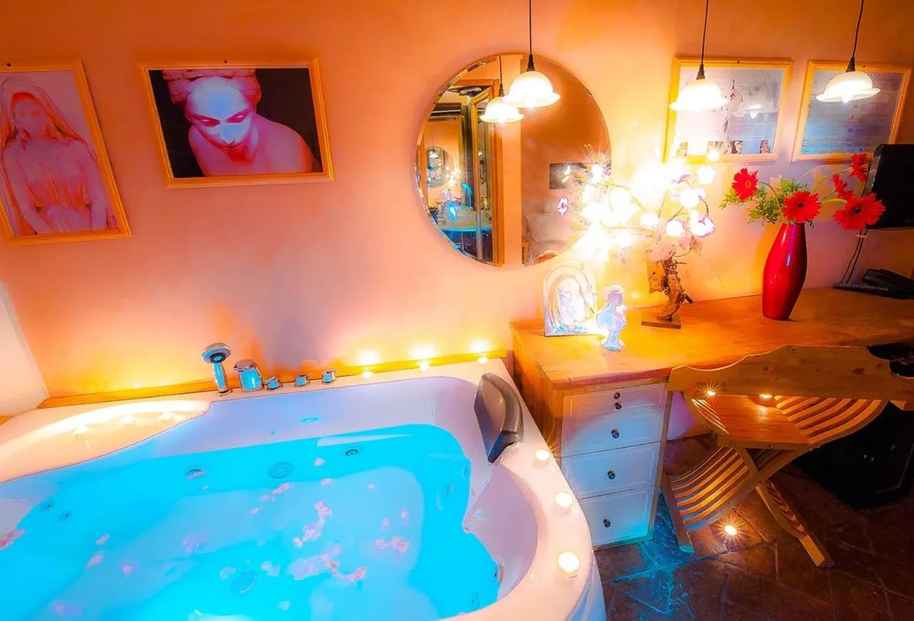 Hot Tub in Castello di Montalbano