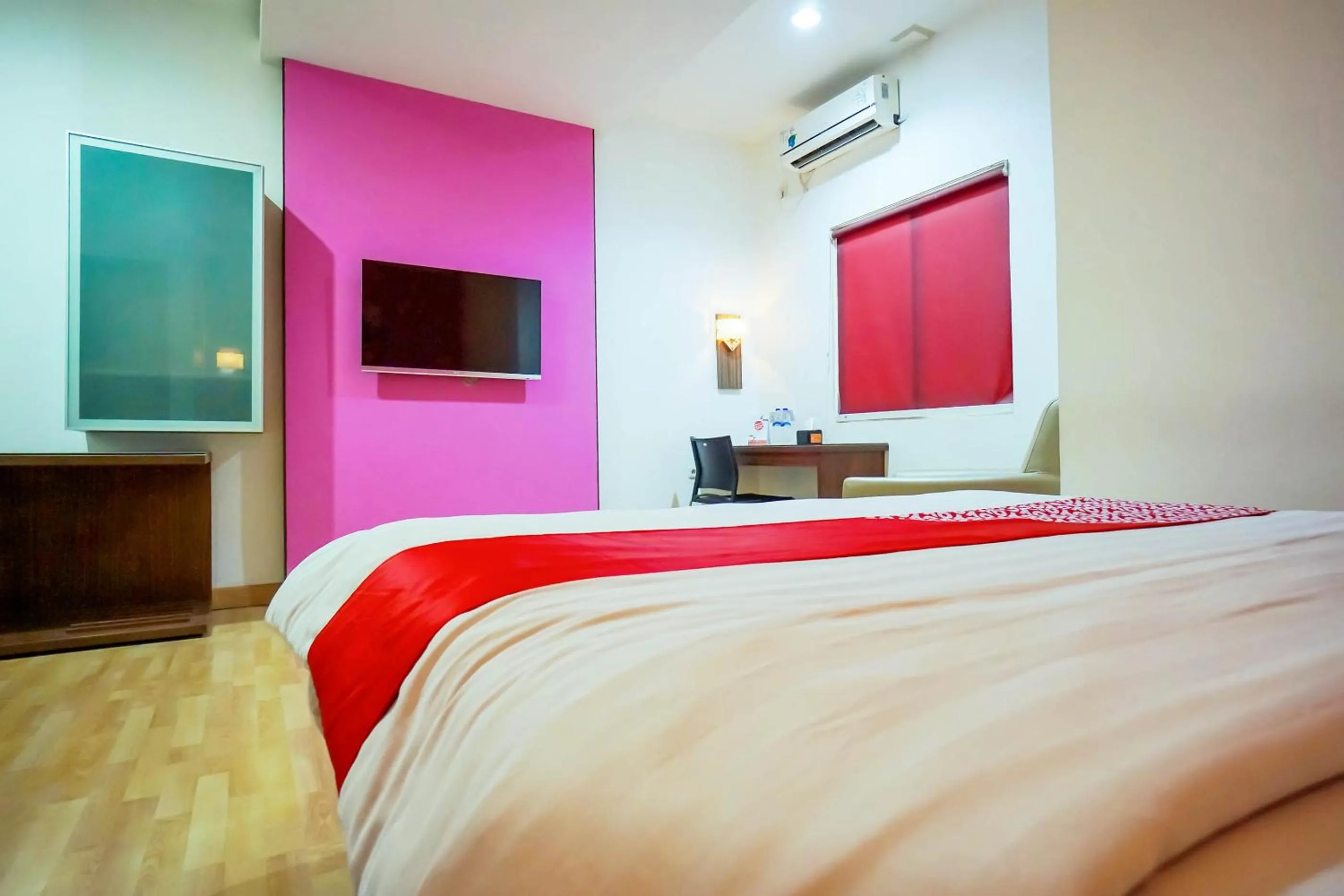 Bedroom, TV/Entertainment Center in De Nearby Hotel