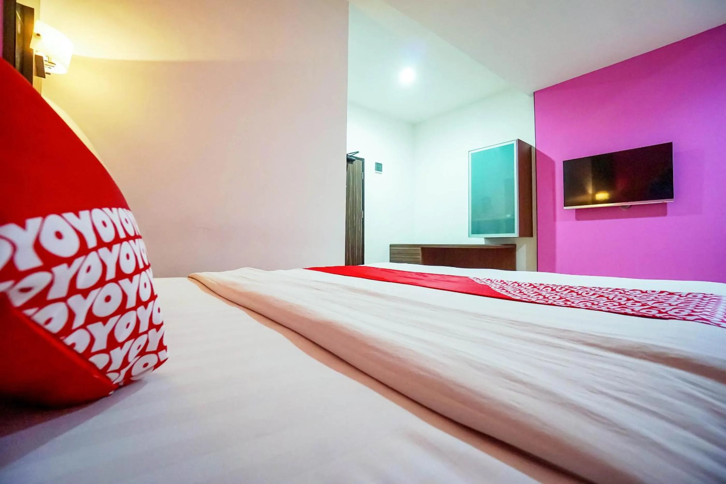 Bedroom, TV/Entertainment Center in De Nearby Hotel