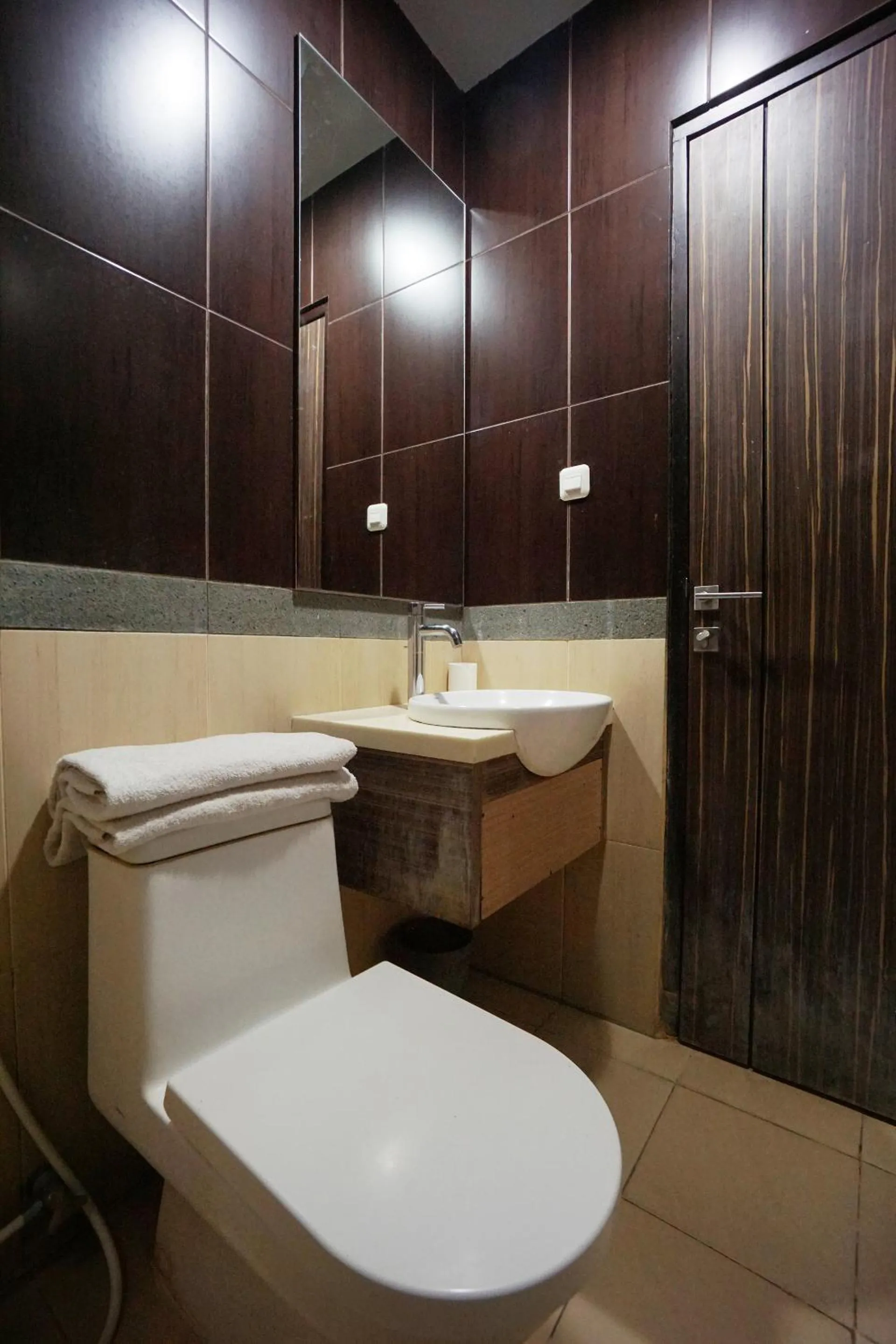 Bathroom in De Nearby Hotel