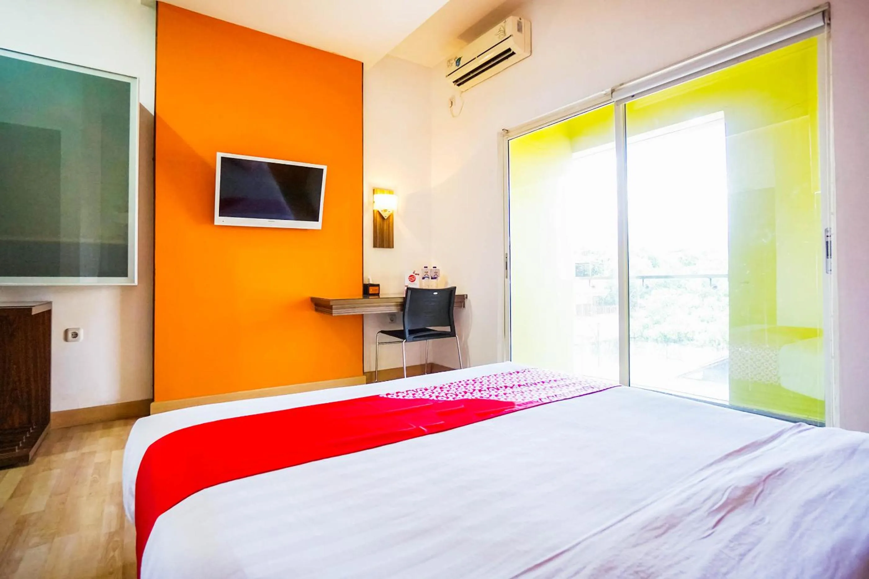 Bedroom, TV/Entertainment Center in De Nearby Hotel