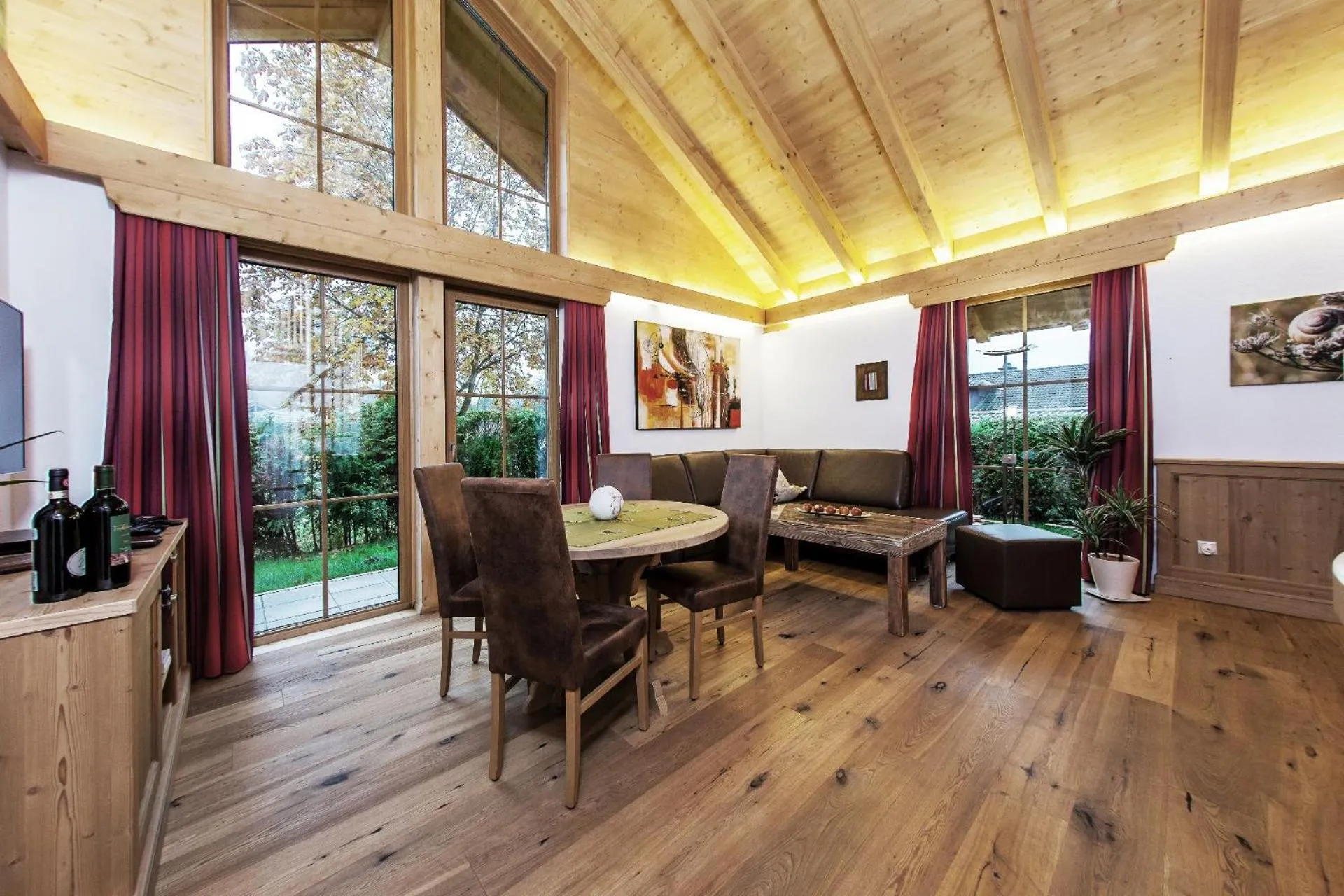 Dining area in Bayern Chalets bei Salzburg und Berchtesgaden mit Whirlpool und Sauna