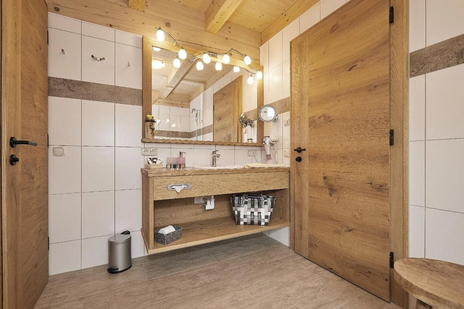 Toilet in Bayern Chalets bei Salzburg und Berchtesgaden mit Whirlpool und Sauna