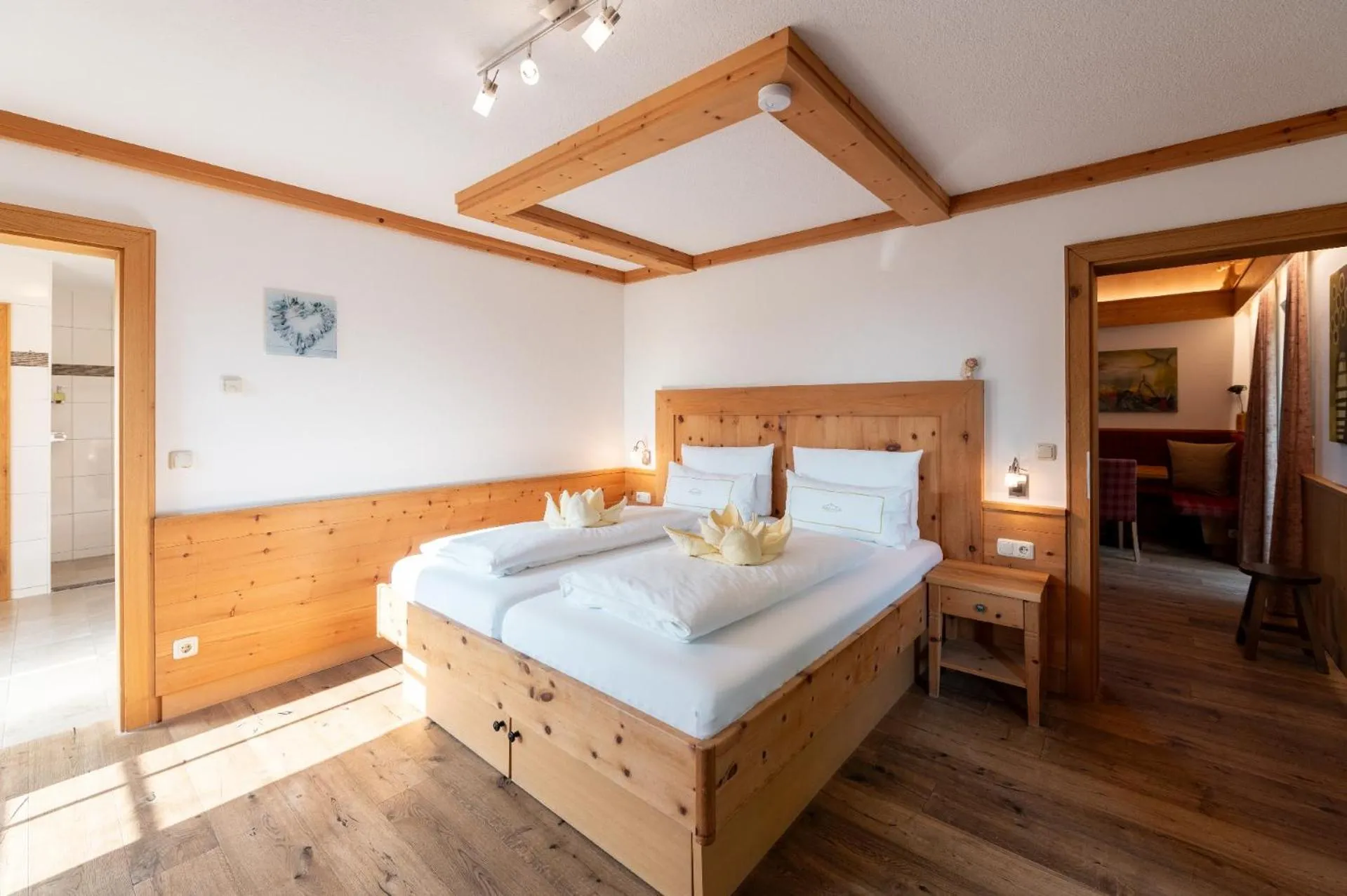 Bedroom, Bed in Bayern Chalets bei Salzburg und Berchtesgaden mit Whirlpool und Sauna