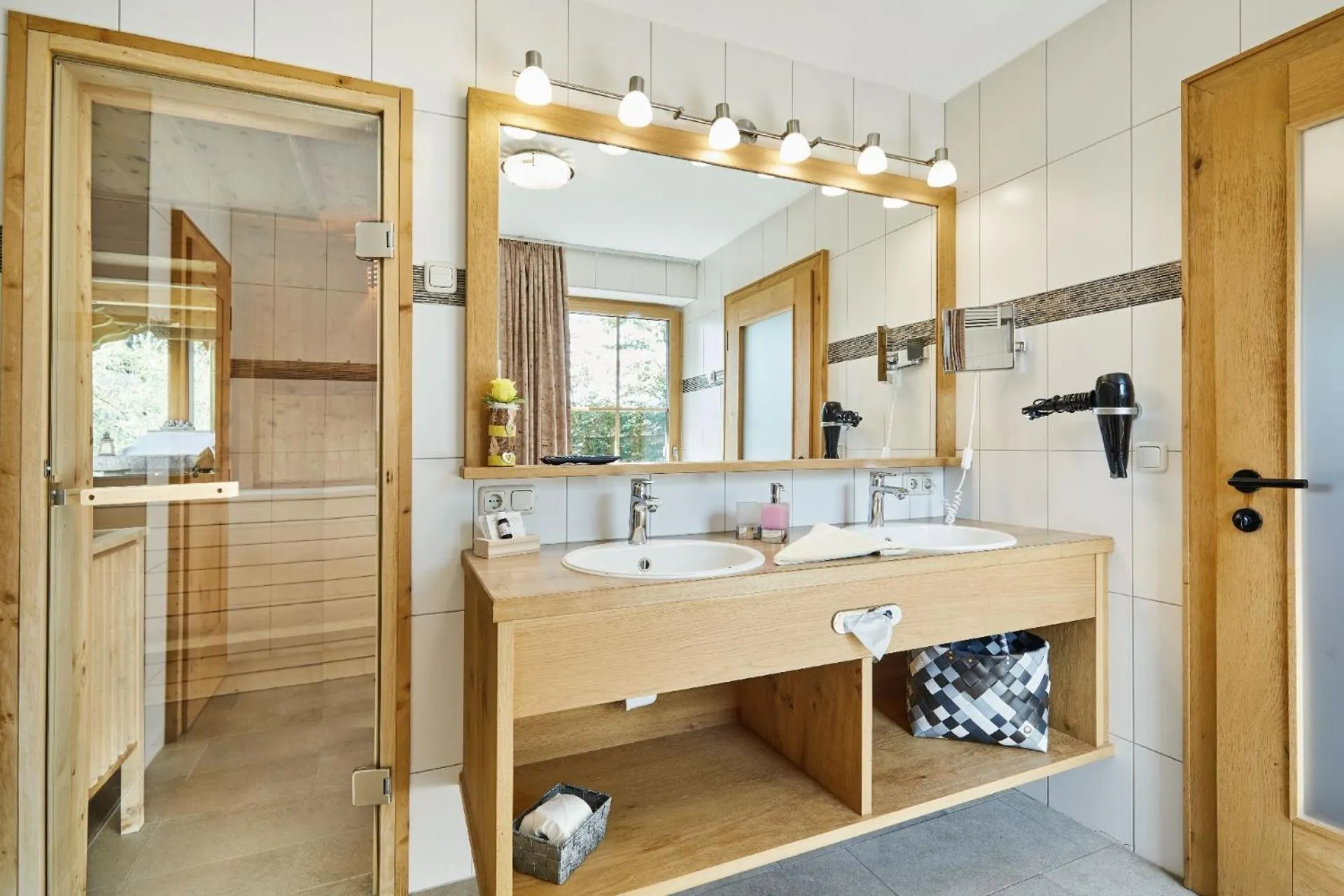 Bathroom in Bayern Chalets bei Salzburg und Berchtesgaden mit Whirlpool und Sauna