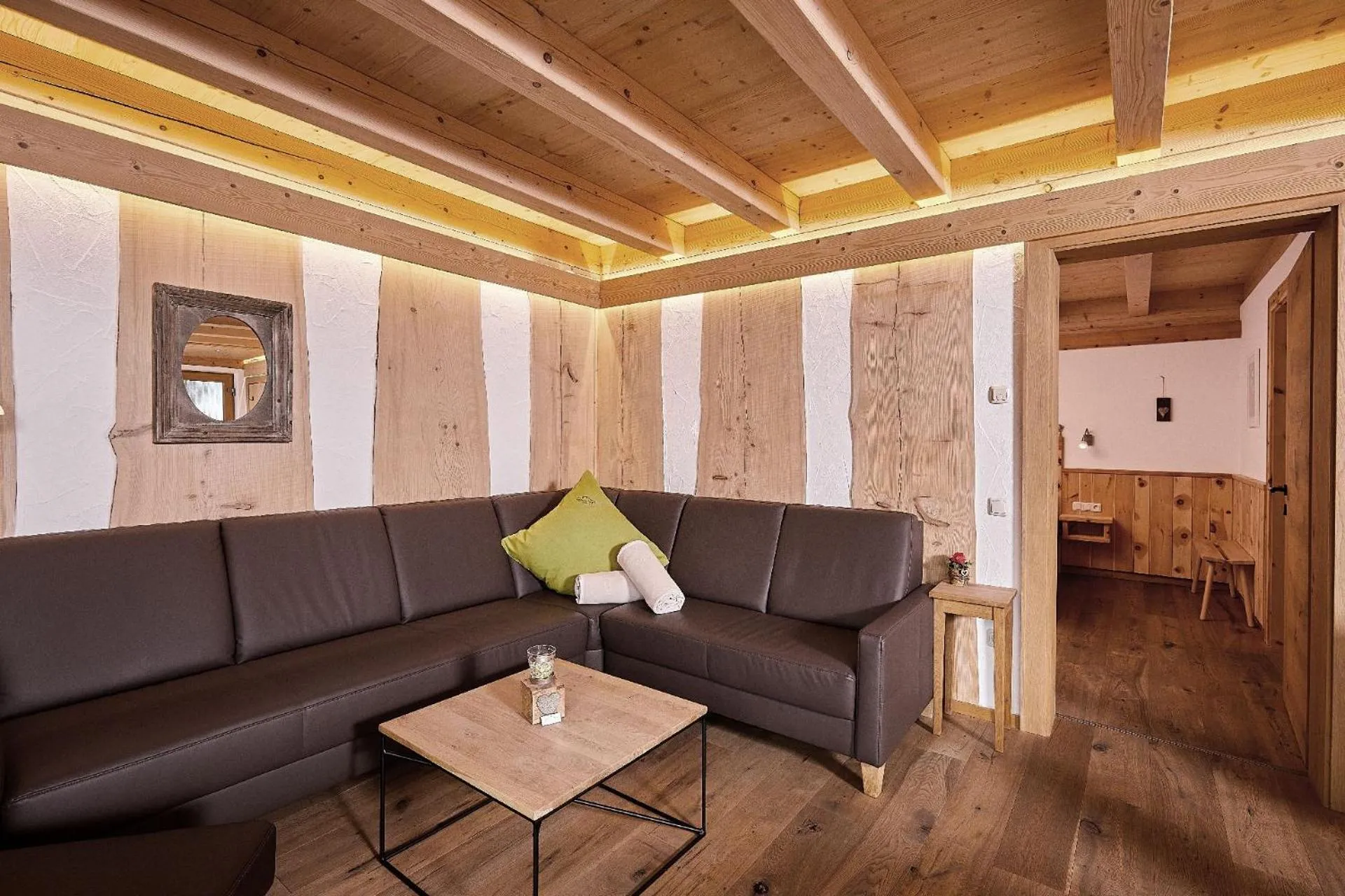 Living room in Bayern Chalets bei Salzburg und Berchtesgaden mit Whirlpool und Sauna