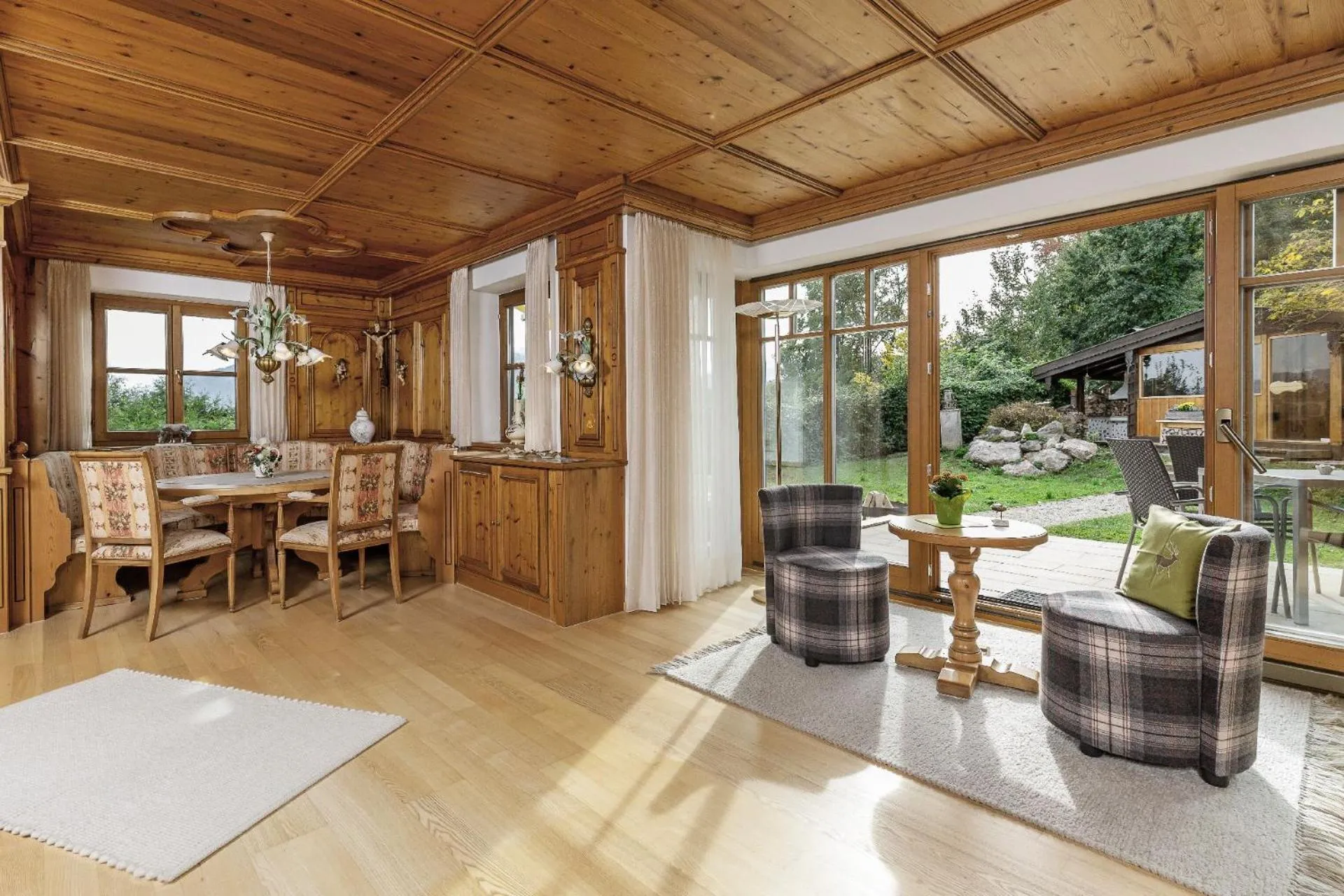 Living room in Bayern Chalets bei Salzburg und Berchtesgaden mit Whirlpool und Sauna