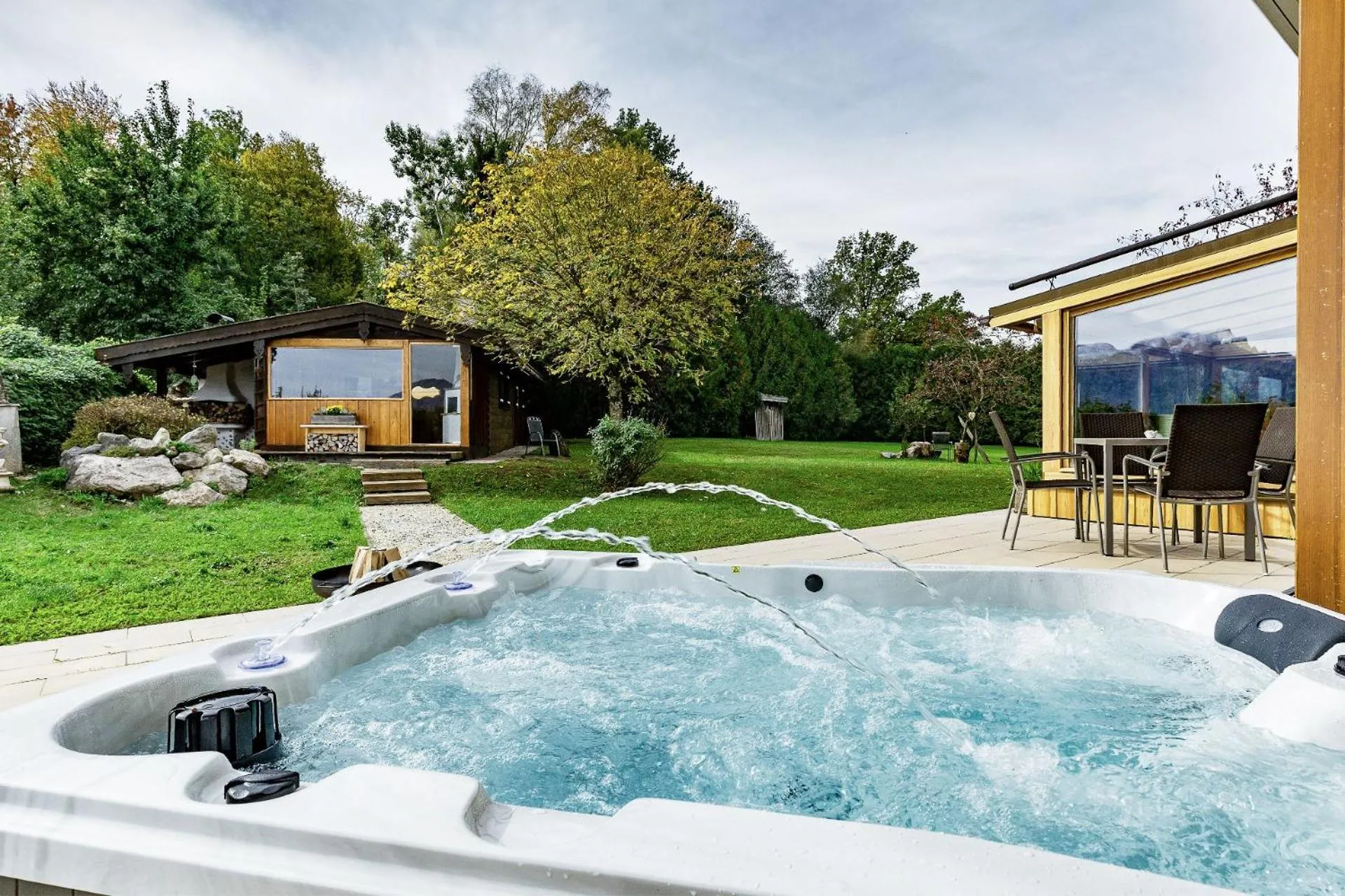 Hot Tub in Bayern Chalets bei Salzburg und Berchtesgaden mit Whirlpool und Sauna