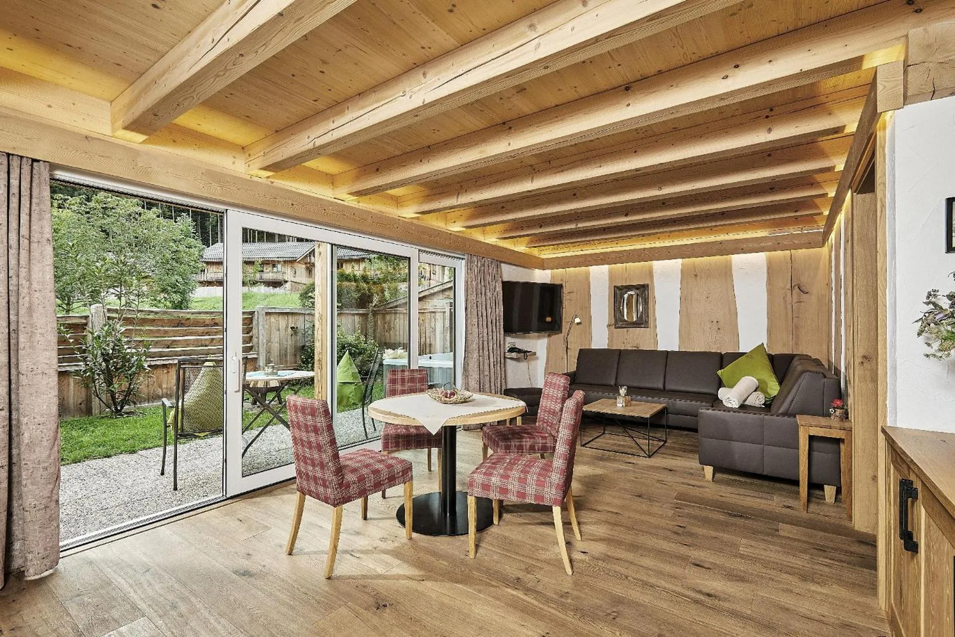 Seating area in Bayern Chalets bei Salzburg und Berchtesgaden mit Whirlpool und Sauna