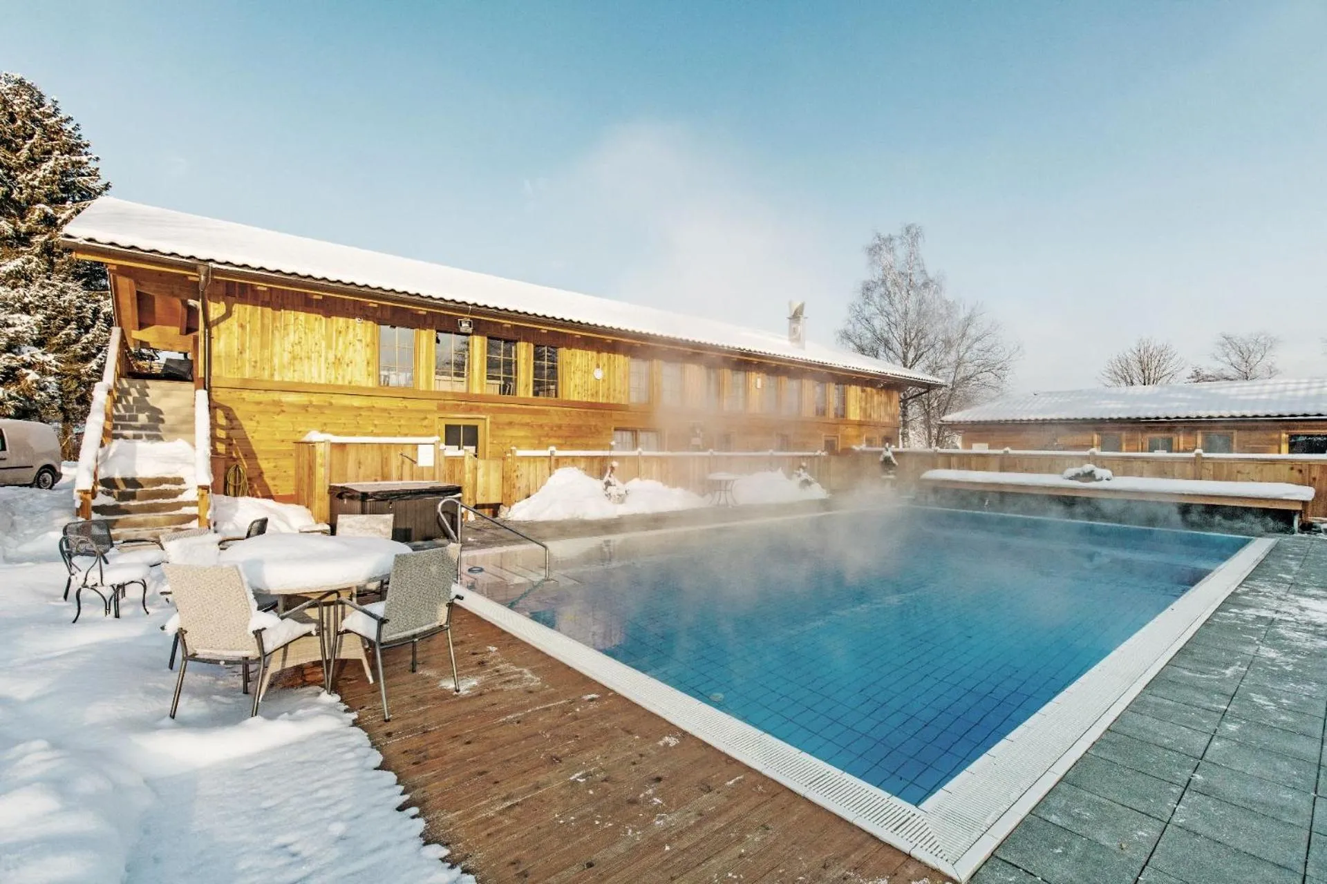 Swimming pool in Bayern Chalets bei Salzburg und Berchtesgaden mit Whirlpool und Sauna