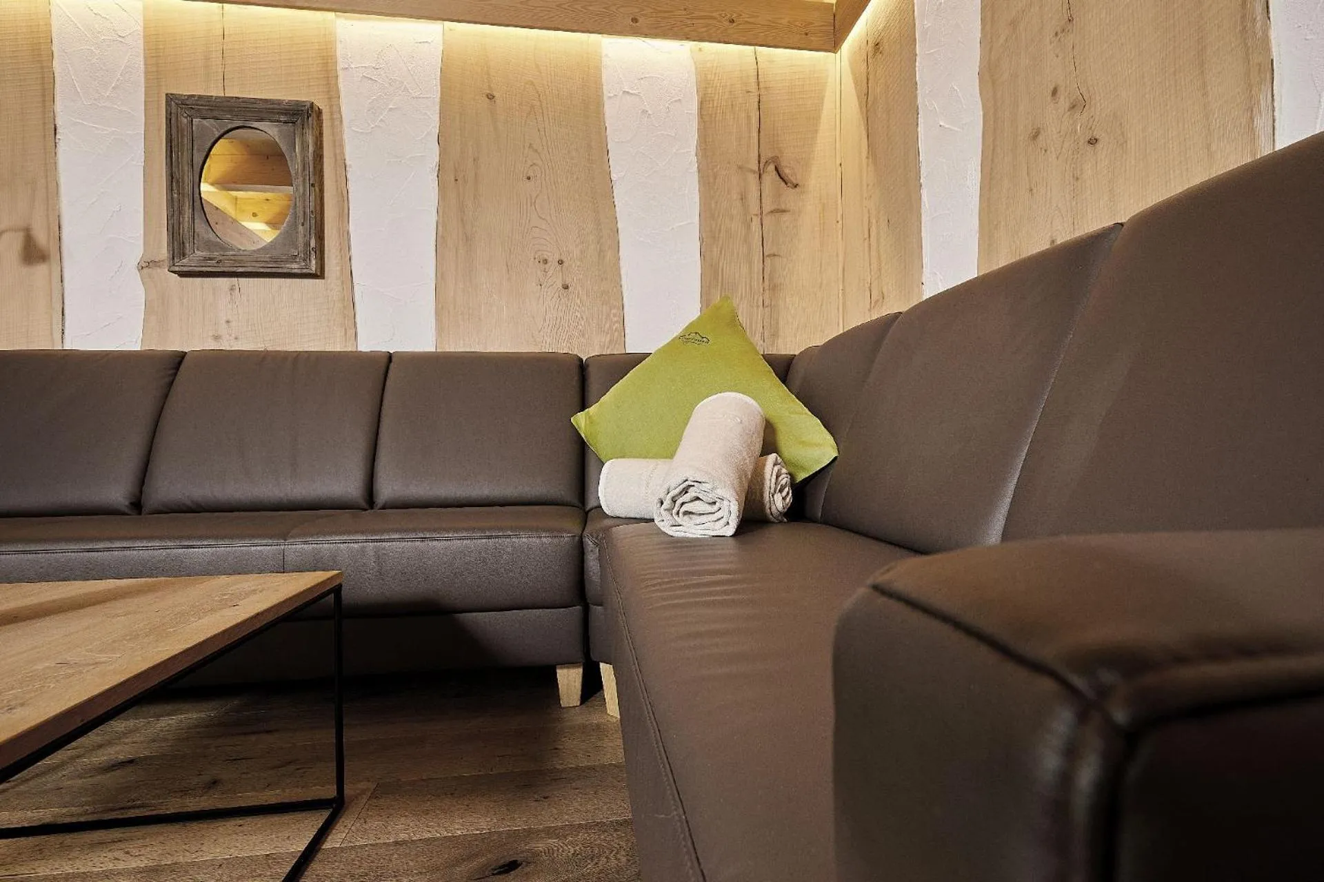 Living room in Bayern Chalets bei Salzburg und Berchtesgaden mit Whirlpool und Sauna
