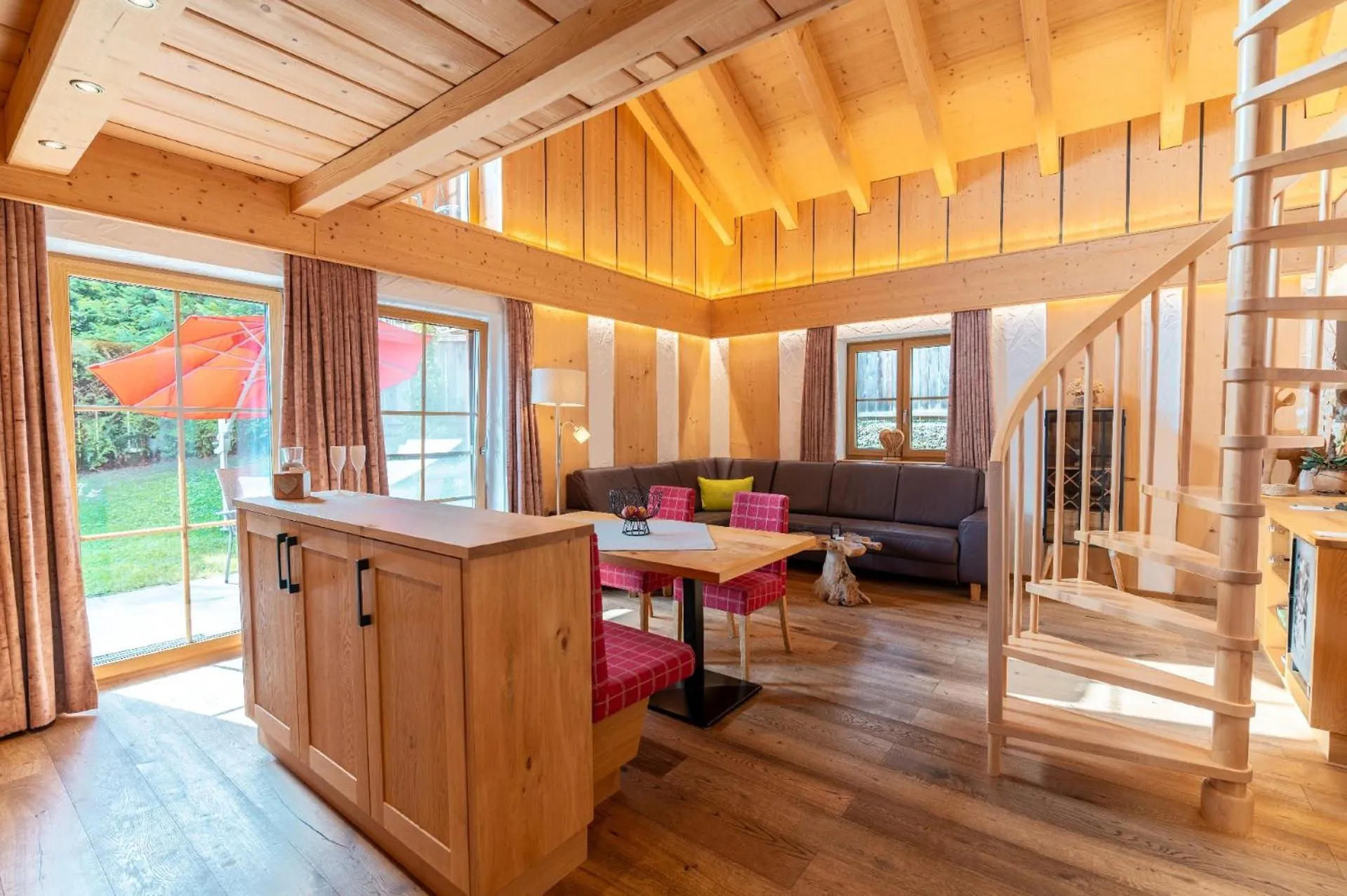 Living room in Bayern Chalets bei Salzburg und Berchtesgaden mit Whirlpool und Sauna