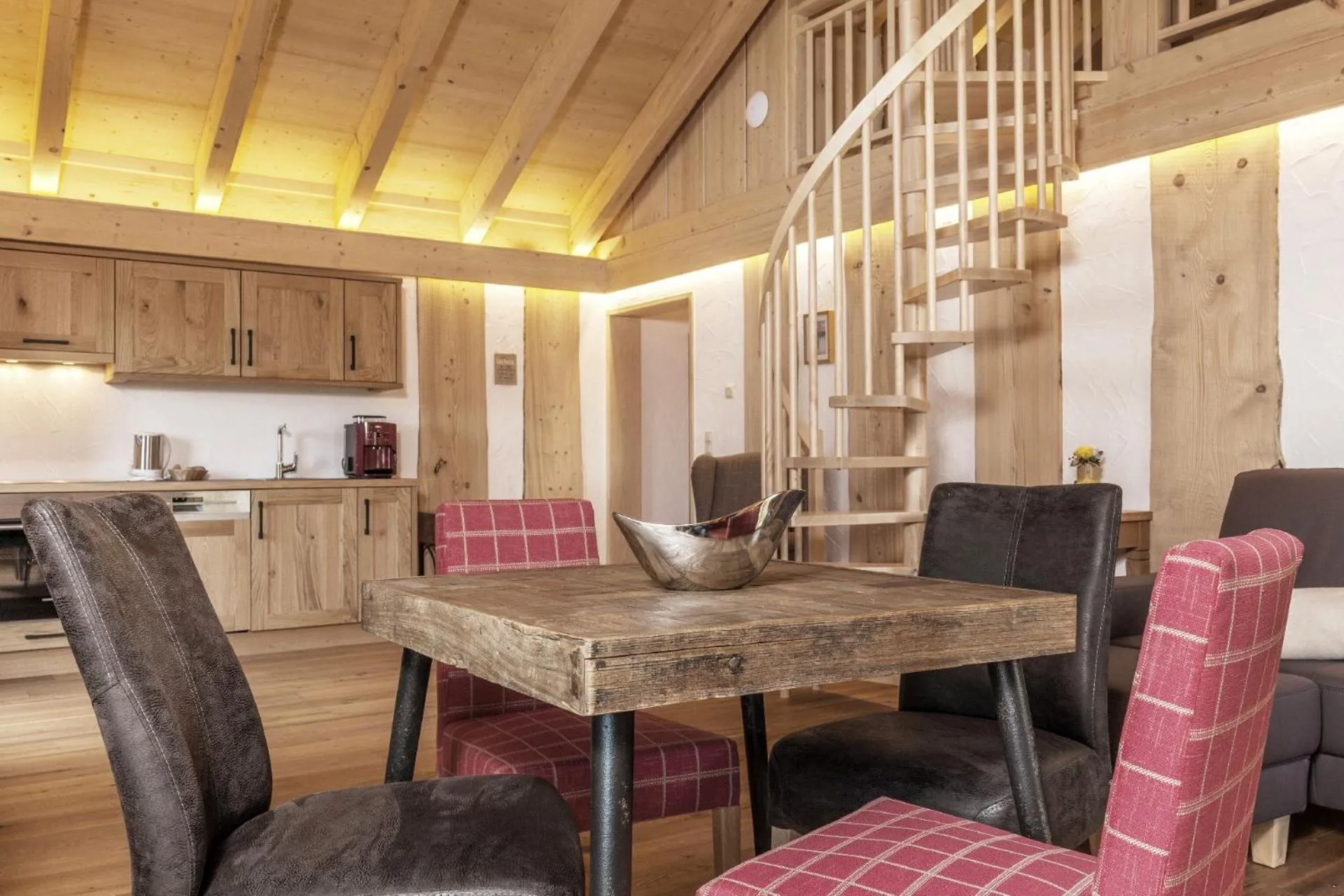 Dining area in Bayern Chalets bei Salzburg und Berchtesgaden mit Whirlpool und Sauna