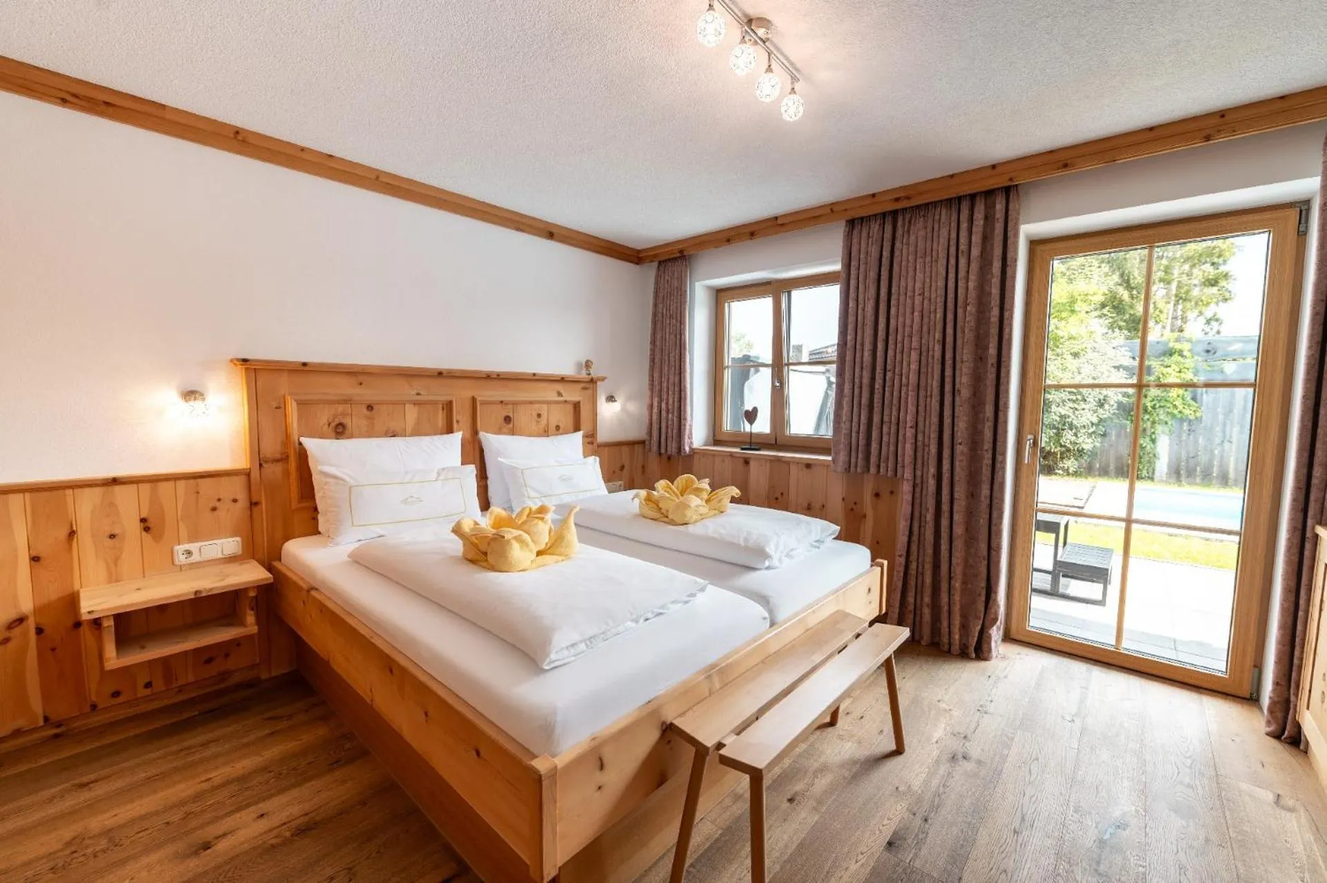 Bedroom, Bed in Bayern Chalets bei Salzburg und Berchtesgaden mit Whirlpool und Sauna