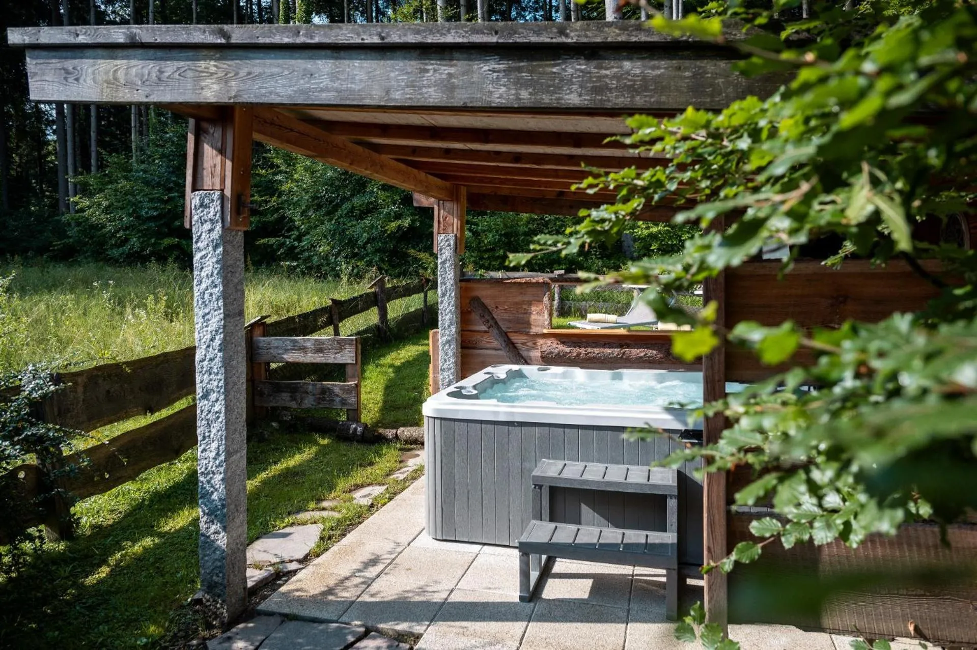Hot Tub in Bayern Chalets bei Salzburg und Berchtesgaden mit Whirlpool und Sauna