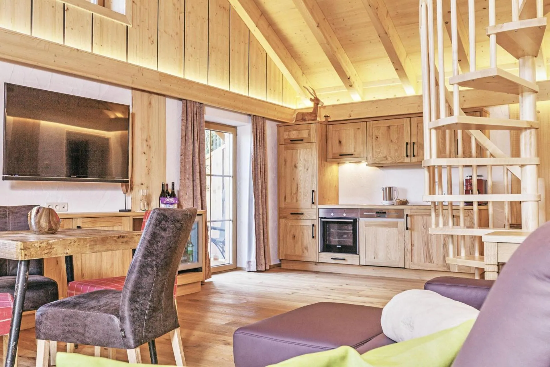 Kitchen or kitchenette in Bayern Chalets bei Salzburg und Berchtesgaden mit Whirlpool und Sauna