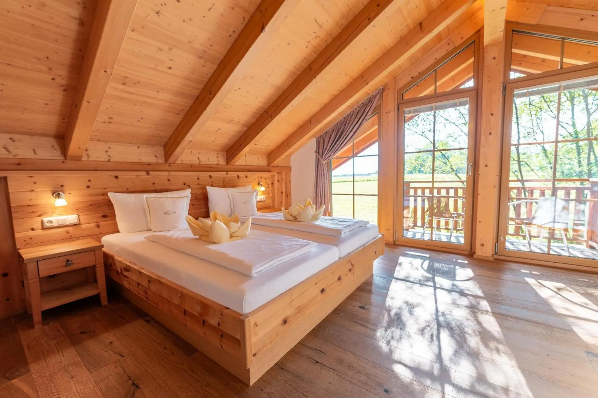 Bedroom, Bed in Bayern Chalets bei Salzburg und Berchtesgaden mit Whirlpool und Sauna