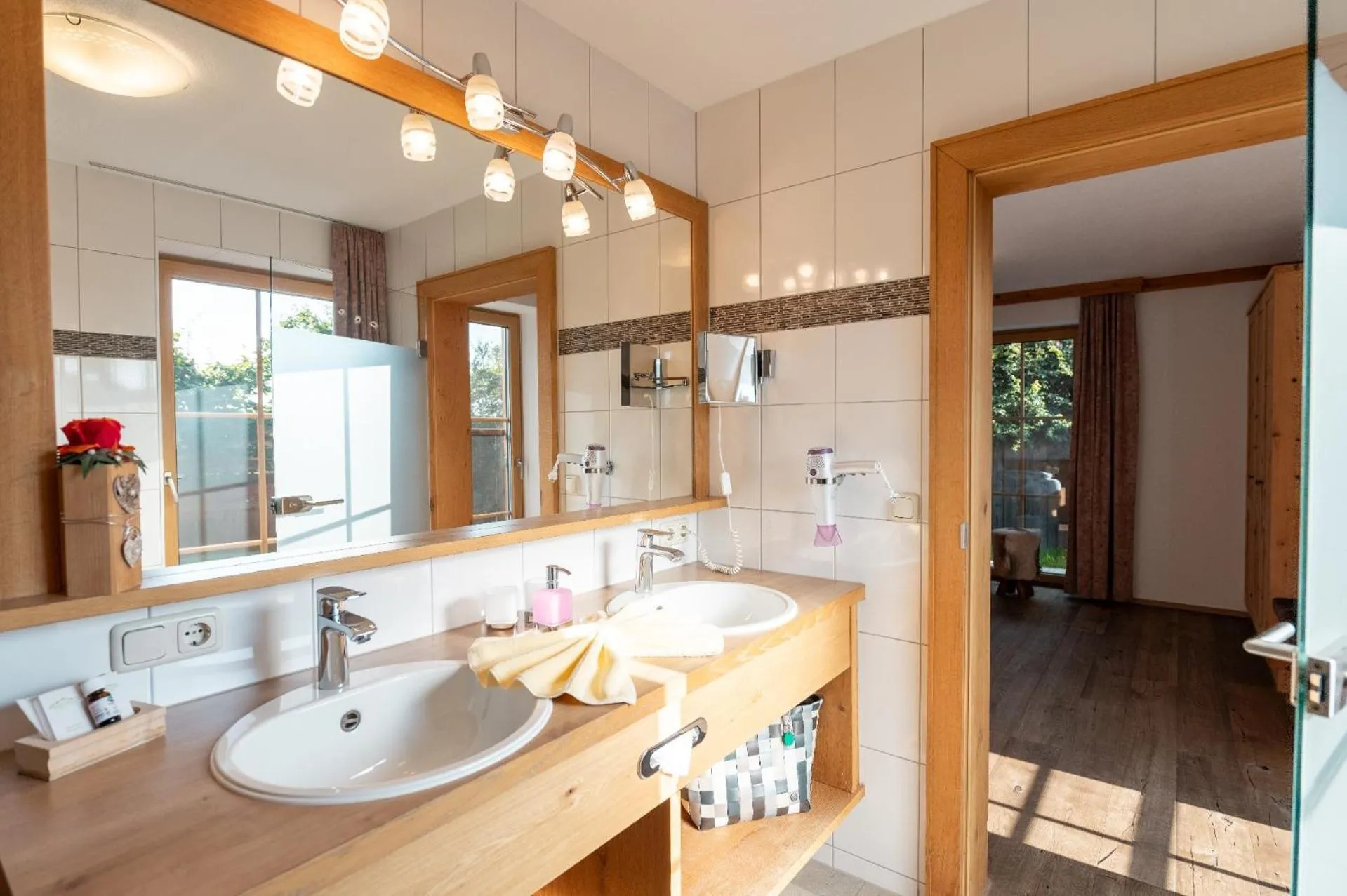 Bathroom in Bayern Chalets bei Salzburg und Berchtesgaden mit Whirlpool und Sauna