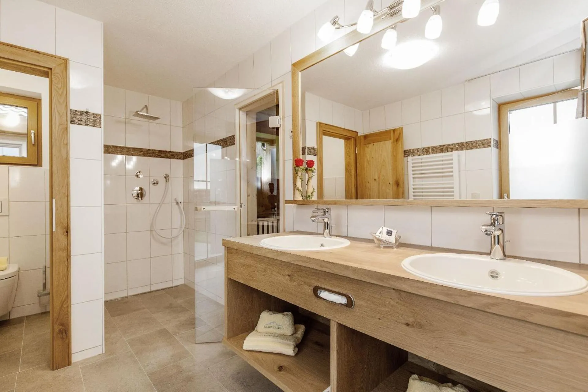 Bathroom in Bayern Chalets bei Salzburg und Berchtesgaden mit Whirlpool und Sauna