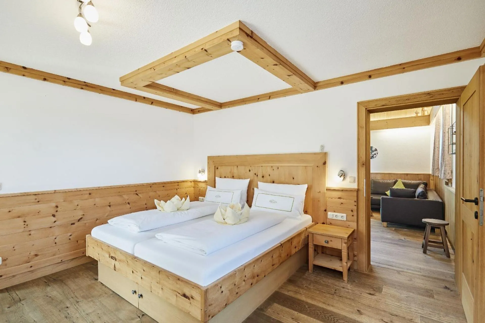 Bedroom, Bed in Bayern Chalets bei Salzburg und Berchtesgaden mit Whirlpool und Sauna