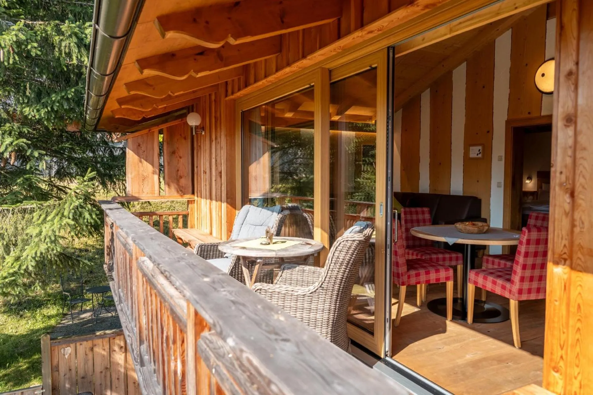 Balcony/Terrace in Bayern Chalets bei Salzburg und Berchtesgaden mit Whirlpool und Sauna